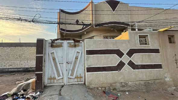 سلام عليكم مشتمل مساحة ١٠٧ متر عرظ البيت ٥ ونص متر غرفه وصالة وستقبال ومطبخ مسلح طابوق جمهوي  سيراميك كاشي على اخر حباية بيتونة كبيره سطحين جاهز البيت فارغ كامل بناء جديد الامن الداخلي الجمعية الثانيه  سعر ٨٧ البيت بسمي *********** مكلف بالنشر اتصل على التلفون
