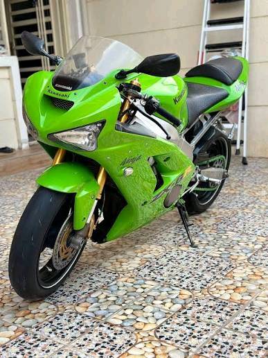 دراجة نارية كاواساكي خضراء اللون، نظيفة جداً وبحالة ممتازة مثل الجديدة. تصميمها أنيق ومناسب لعشاق السرعة والمظهر الرياضي. المحرك قوي ويوفر تجربة قيادة سلسة. مناسبة للطرقات الداخلية والسفر.