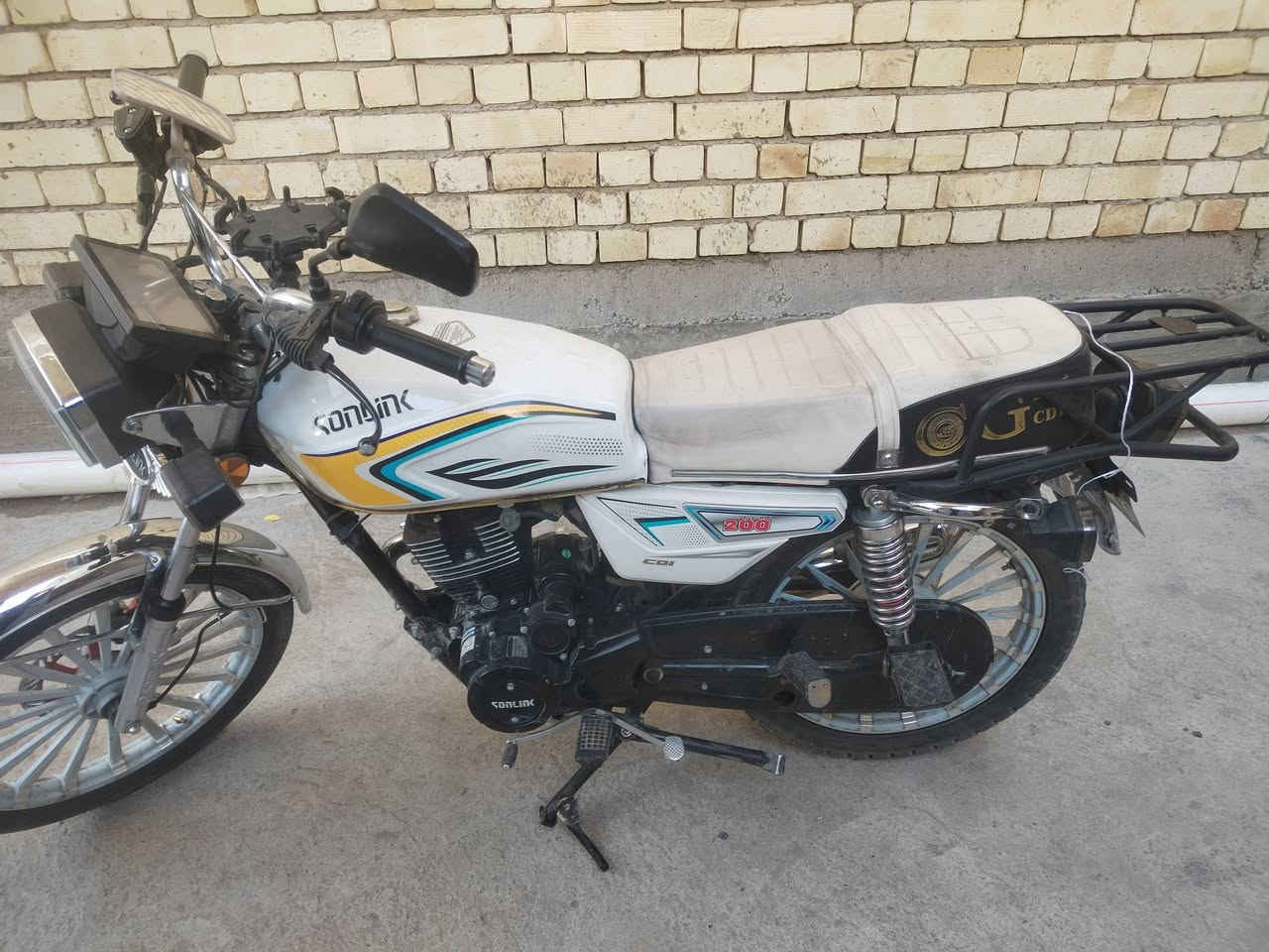 سلام عليكم دراجه ايراني سونك موديل 2025 مكفوله كفاله عامه كير مكينه كهربائيات مكفول دهن كله امزويل ما مبدل بيهة اي شي سعر 700,000 وبيهة ***********
