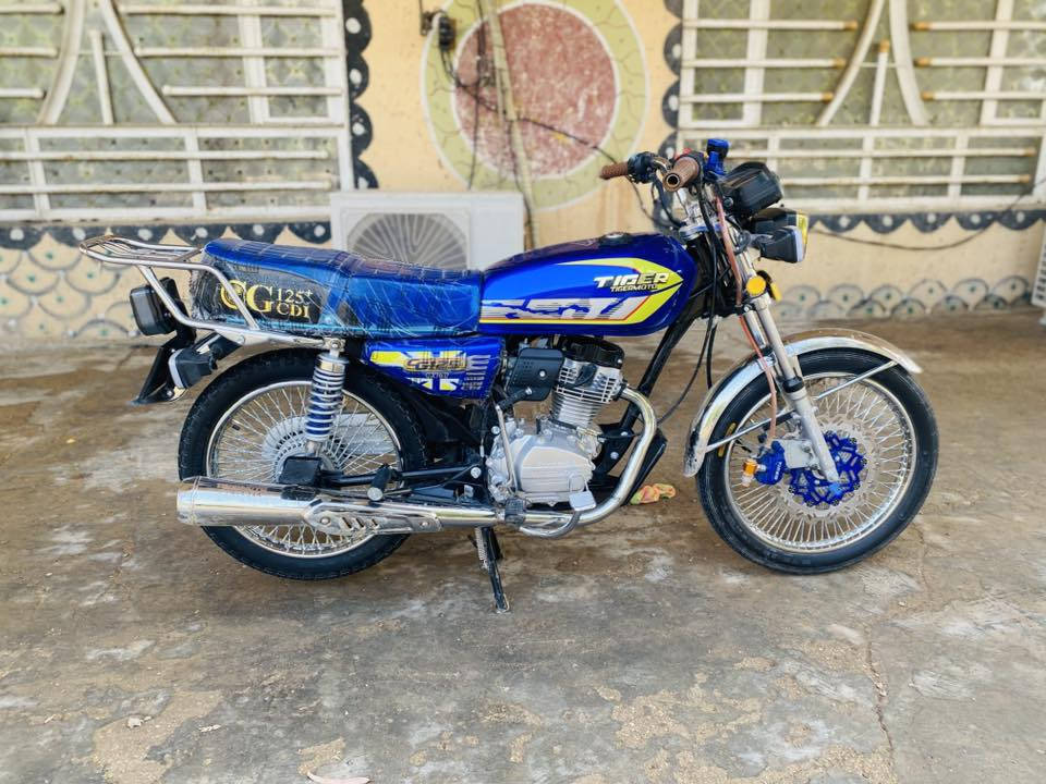 سلام عليكم دراجة تايكر للبيع موديل ٢٥ أوراق كاملة  مكفولة كفالة عامة.    كهربائيات كاملة اي نقص مابيهة. دراجة أخت الزيرو  السعر 725 وبيهة مجال  الرقم ***********
