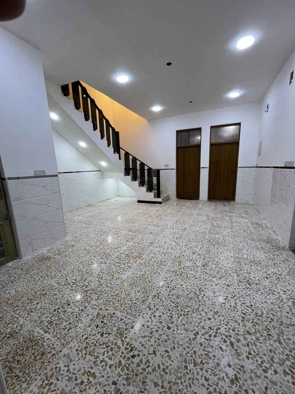 سلام عليكم بيت 150 متر قاط واحد  بغداد الحسينية قروب شارع الحشد بل 25658 بضهر شارع 30 ونافذ عل 40 يبعد عن شارع الحشد 60 متر تقريب بي غرفتين درج مرمر  ومطبخ حار وبارد وصالة جبيرة ستقبال 6متر  سعر 96 وبي مجال بصيط تصال ‭0787 421 9399‬وتساب ***********
