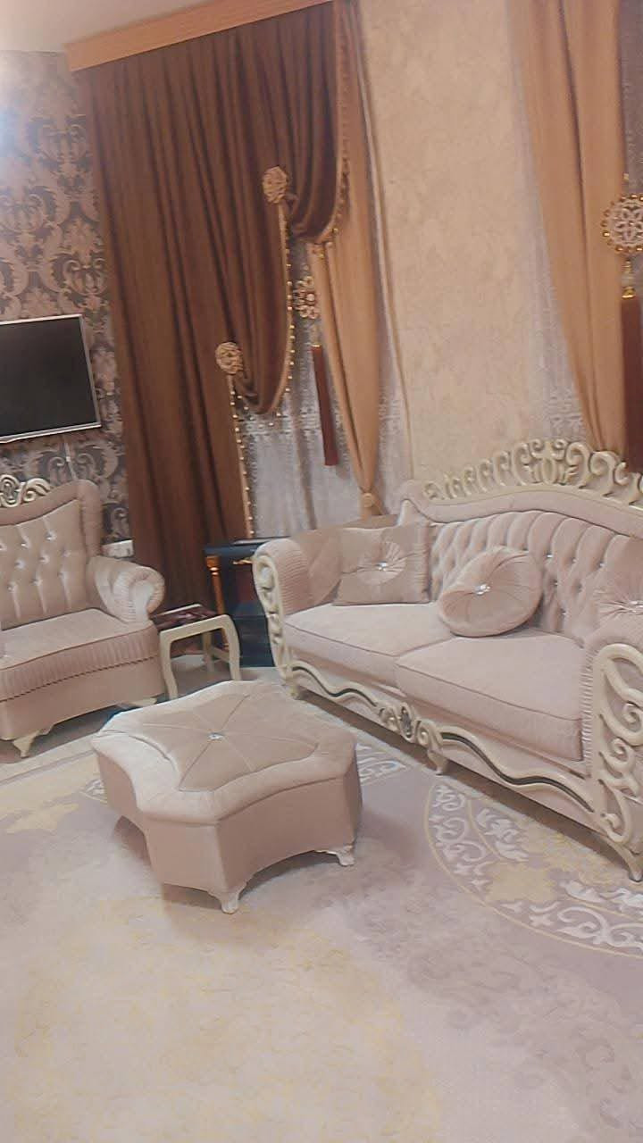 🔵 متوفر بيت للبيع في الأربع شوارع – حي الأساتذة (المربع الذهبي)

🏡 موقع مميز جداً

🔹 الطابق الأول:
▪️ غرفتان
▪️ صالة
▪️ مطبخ
▪️ ديوانية
▪️ حمام

🔹 الطابق الثاني:
▪️ 4 غرف
▪️ صالة
▪️ مطبخ
▪️ حمام

💰 السعر: 395 مليون

📍 يقع في منطقة الأربع شوارع – حي الأساتذة (المربع الذهبي)

📞 للاستفسار والتفاصيل أكثر:
***********

🌹 عقارات البيت الوردي �
