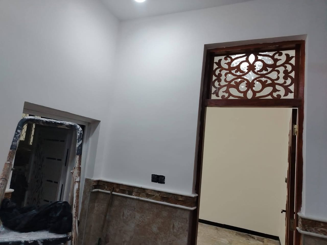 السلام عليكم بيت للبيع في مدينه الصدر قرب مركز شرطة الساهرون موقع تجاري طابقين الطابق الارضي غرفتين وصاله ومطبخ وحمام عدد٢ وطابق الثاني غرف نوم عدد٣ ومخزن كبير طابق الثالث مطلوب اسكان تسديد الشهر ٢٤٨ ألف وباقي ٤٠ مليون للاستفسار الاتصال على الرقم ***********
