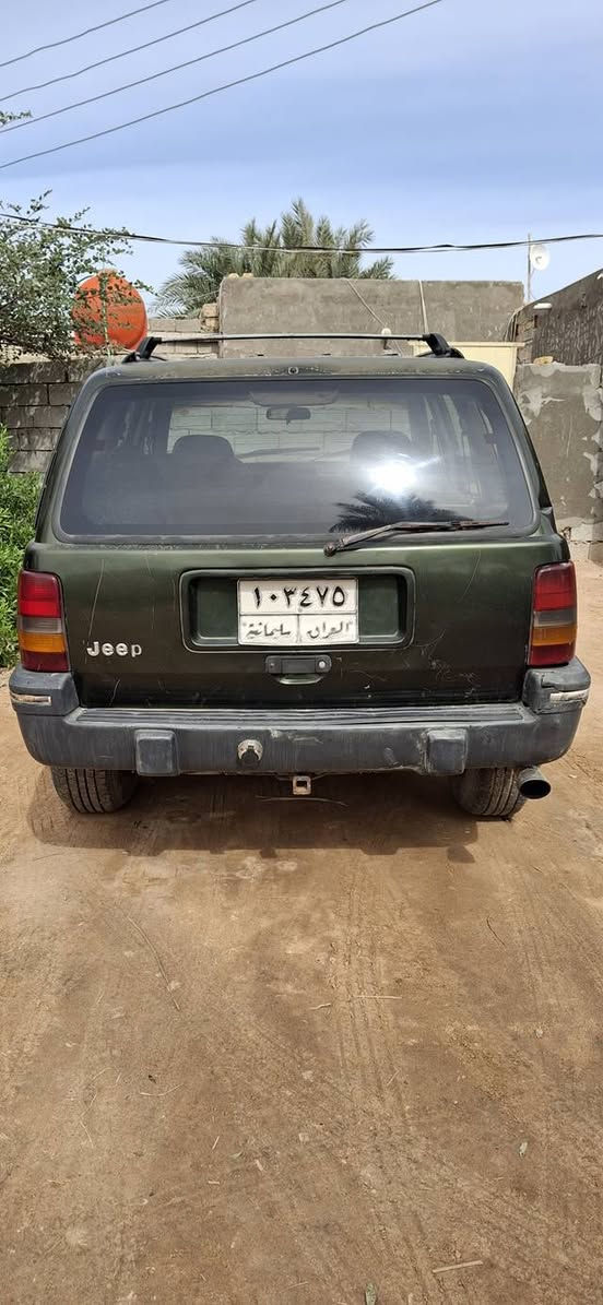 جيب شيروكي 95 بلاديه مكينتها مامحور مكفوله لاضربه ولاتبديل مكينه وكير وحداديه وتبريد شرط رقم سليمانيه بيها جراد بالبنيد سعرها 43 وبيها مجال بسيط مكاني ديوانيه شاميه للتواصل ***********
