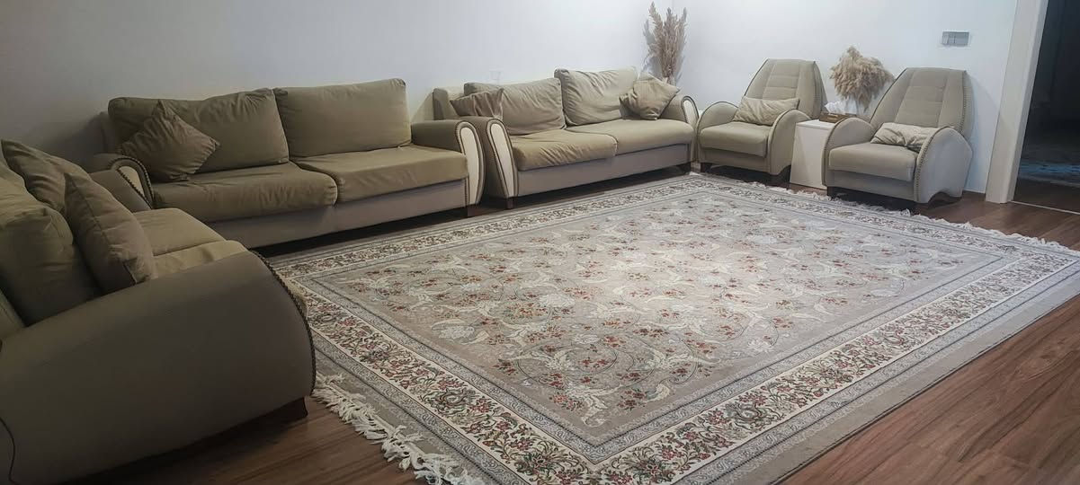 ​📣 أثاث منزلي راقي وشبه جديد للبيع في السليمانية! 📣
1️⃣ غرفة نوم كاملة (تصميم تركي راقي) 🛏️

​المميزات: السرير يحتوي على مخزن أرضي (جك)، متينة ونظيفة جداً.

​السعر: 450الف

​

​2️⃣ طقم قنفات تركي فاخر 🛋️

​المميزات: متين جداً، قماش نظيف وبحالة ممتازة كأنه جديد.

​السعر: 300الف قفل.

​📍 الموقع: السليمانية


**إذا كنت صاحب هذا الإعلان وتريد حذفه لأي سبب، رجاءا أرسل رسالة إلى الدعم الفني**