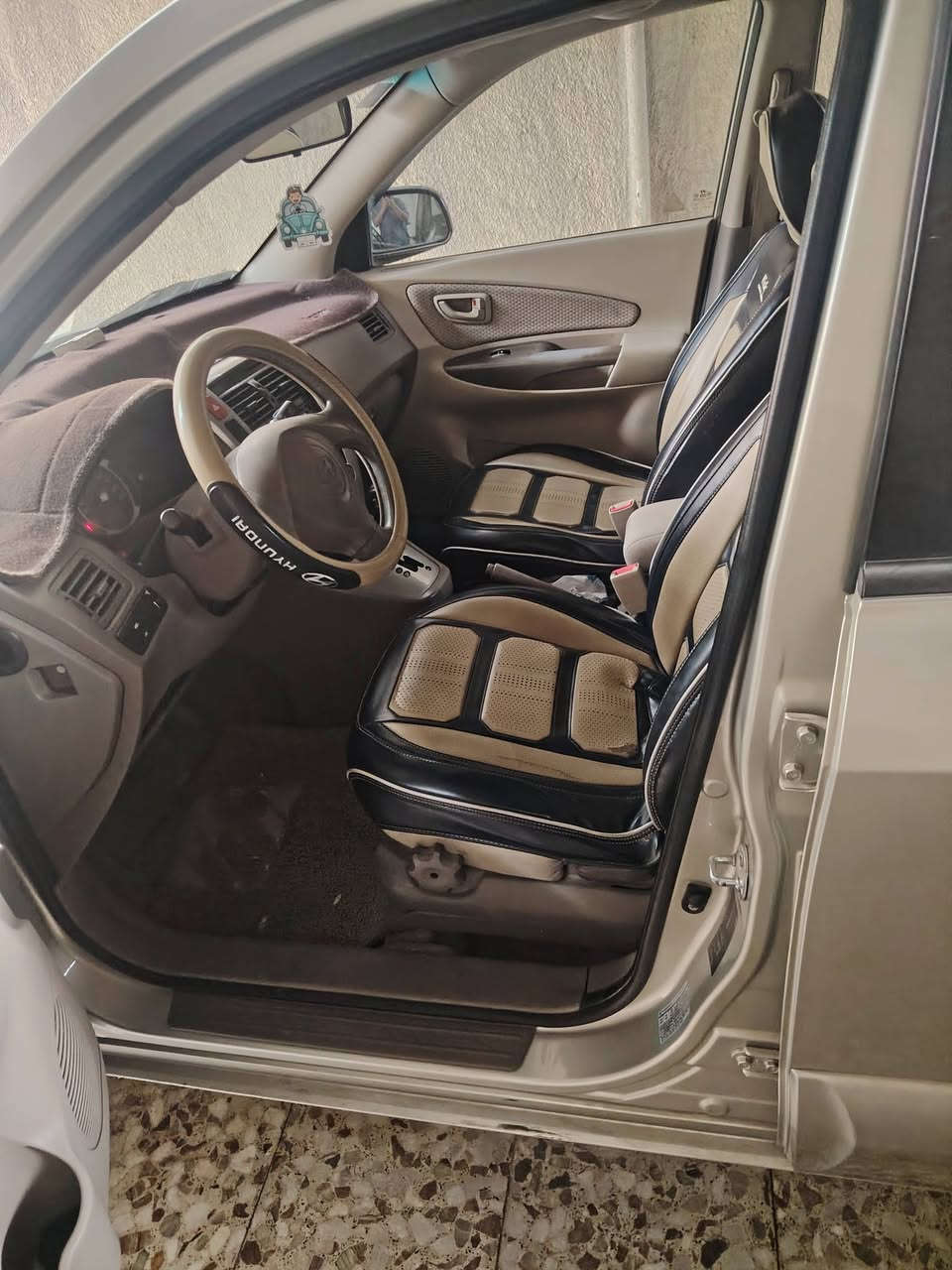 السلام عليكم توسان٢٠٠٩خليجي للبيع  السعر ١٢٥ $  
رقم انكليزي مكفولة،،، بس بيهة طخة على كد شبر بجهت اليمين العنوان بغداد الزعفرانية،، ***********
