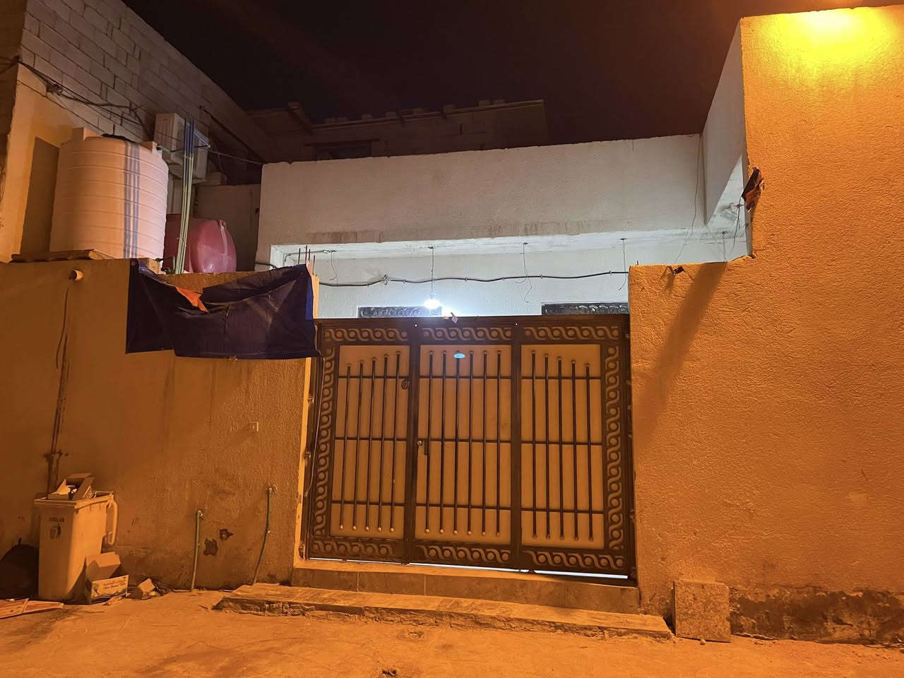 دار البيع.   مساحت البيت ميتين متر
البصره شط العرب اليوبه شارع الصقر 
مقابيل مرقد زيد ابن علي 
البيت منكون طابق ونص 
الطابق الأول 3غرف نوم
مطبخ +مطبخ حار 
حمام داخلي حمام خارجي 
منور دخلي عدد 2
ستقبال خارجي 

الطابق الثاني 
متكون من غرفتين +وحمام

نقص البيت 
سقف ثانوي 
والدرج 

البيت معه سبالت 2 عمودي 
2جداري 

التصال     
***********
***********
