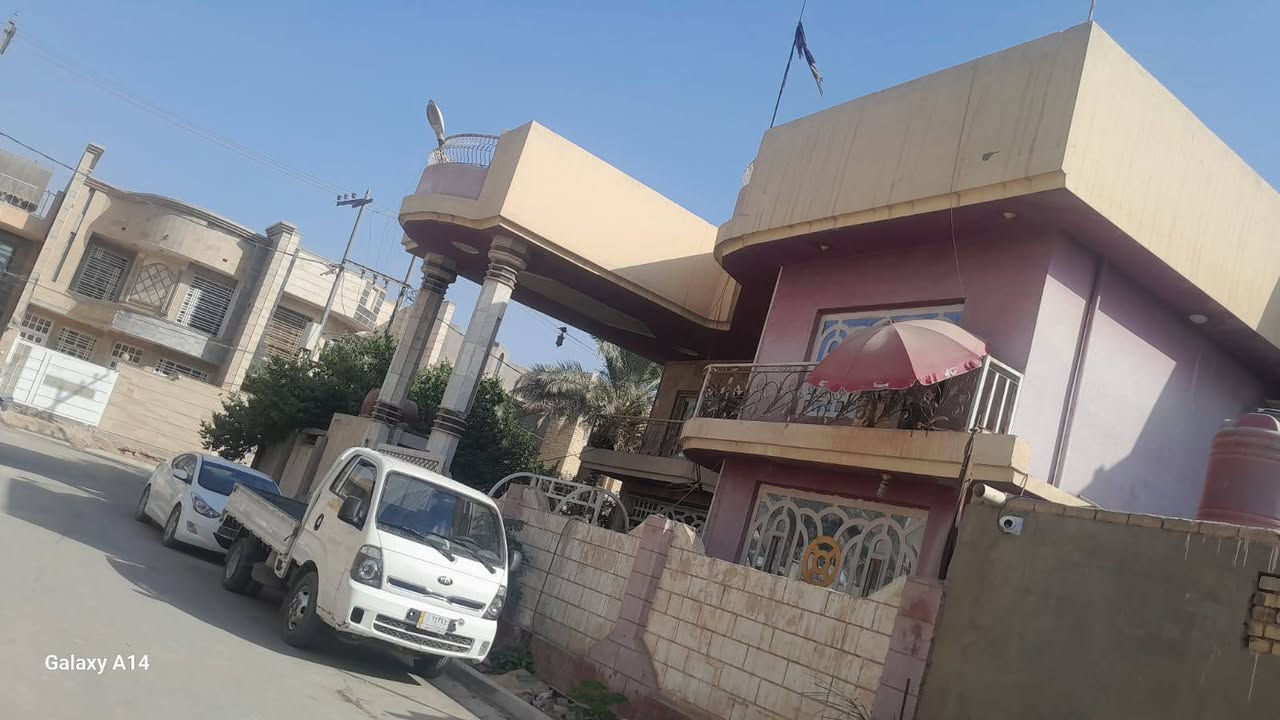 السلام عليكم بيت للبيع مساحته 360 متر طابو صرف حي الجامعه طابقين كما موضح في الصور  تفاصيل اكثر مكتب حكيم عبدالله للعقار والمقاولات *********** بي واتساب أو خاص موجود
