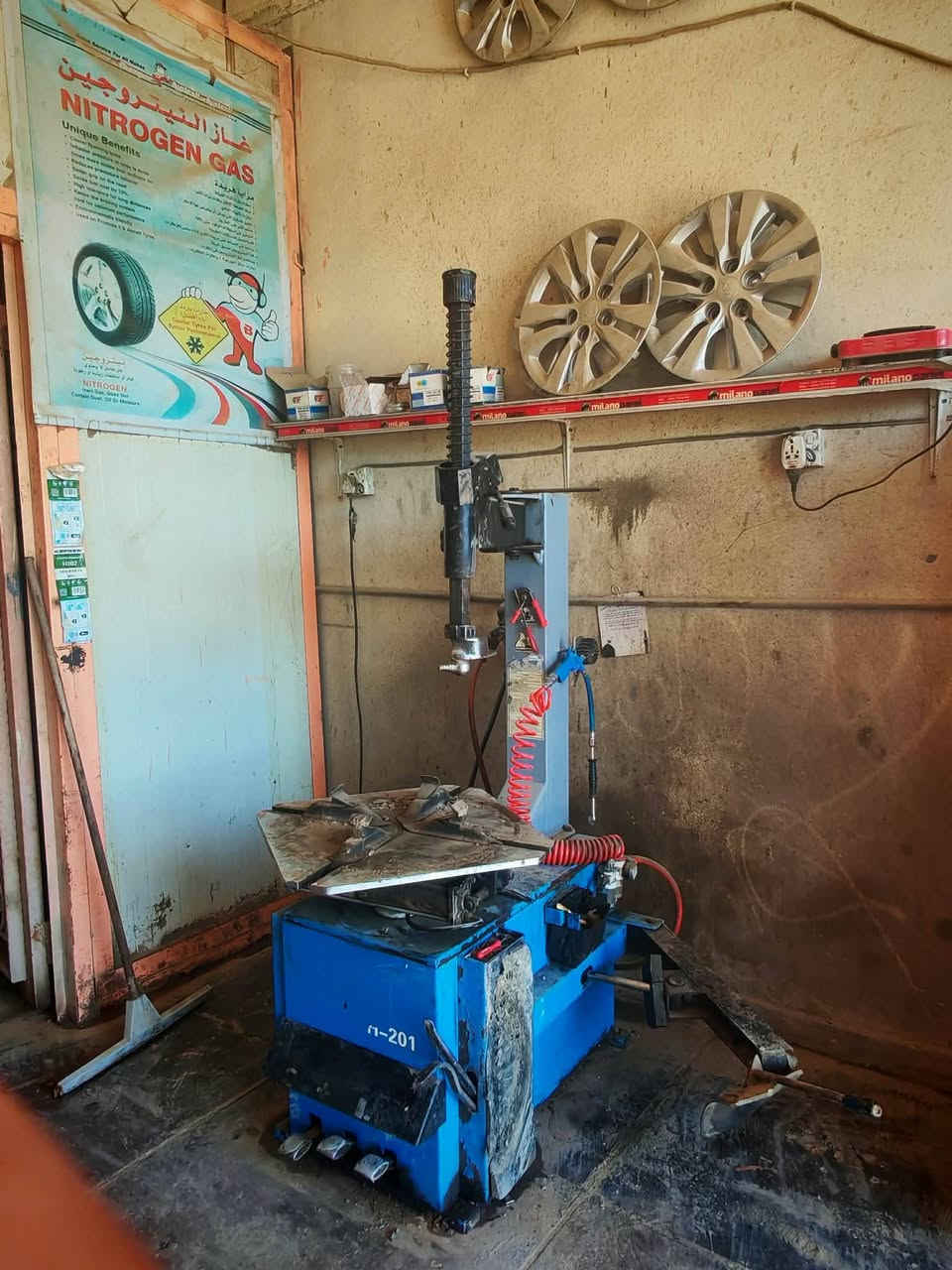 السلام عليكم. بسبب الوعود الكاذبه.  محل بنجر ودهن للبيع. مكانه ديوانيه. سعر. 3800 وبي مجال بسيط.   تواصل. *********** وتساب او فيس متواجد
