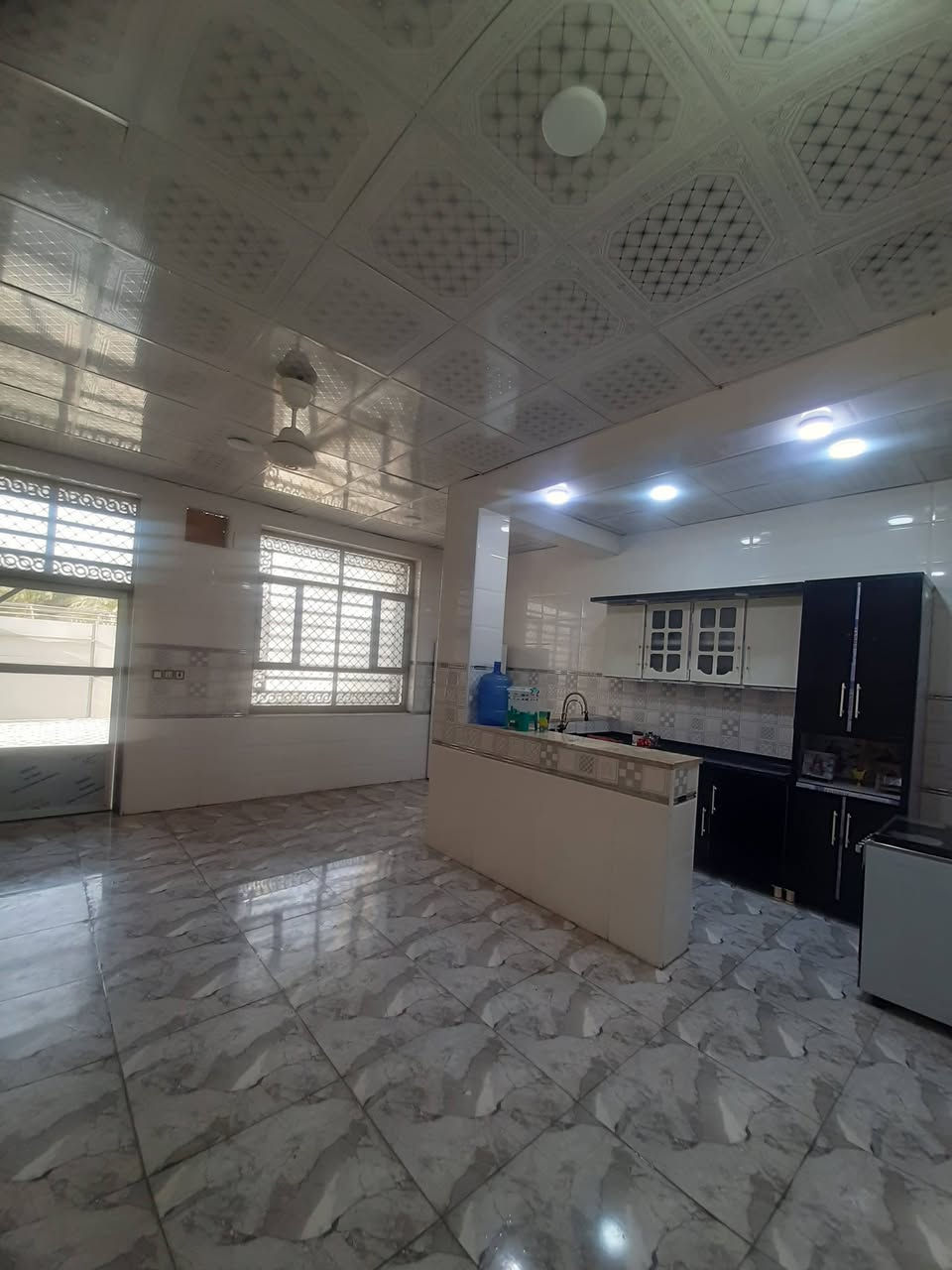 بيت حديث 230 متر . مودرن 500 متر يتكون من حديقه كبيره كراج البيت طابقين الاول استقبال كبير هول كبير مطبخ حار وبارد
منور غرفة نوم مجمعات صحيه كبيره جدا 
الطابق الثاني هول كبير ثلاث غرف نوم كبار مع بلكونات  + غرفة مخزم ومجمع صحيات 
طابق ثالث بيتونه كبيره البيت ضخم ماشاءالله 
العنوان منطقة سيد موسئ يبعد عن الامام تقريبا 400 متر كل هذا والسعر 160 اتصال عالرقم ***********
