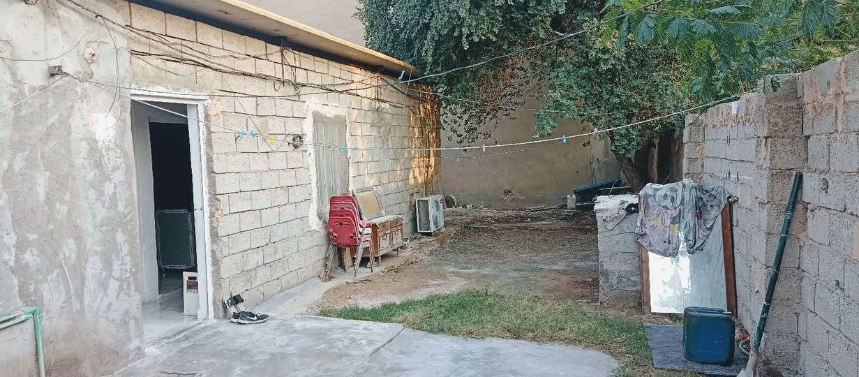 السلام عليكم دار للبيع تجاوز المنطقه بغداد  جسر ديالى القديم الرياض المساحه 200 متر مبني 100 يحتوي  غرفه نوم 5×4 مطبخ 4×4 استقبال 5×5 حمام داخلي اضافة الى  كلدور  و ترك داخلي وتواليت خارجي كهربائيات كامله وخطين كهرباء  اضافه الى سحب المولد والصحيات كامله  رقم الهاتف *********** وموجود عل فيس
