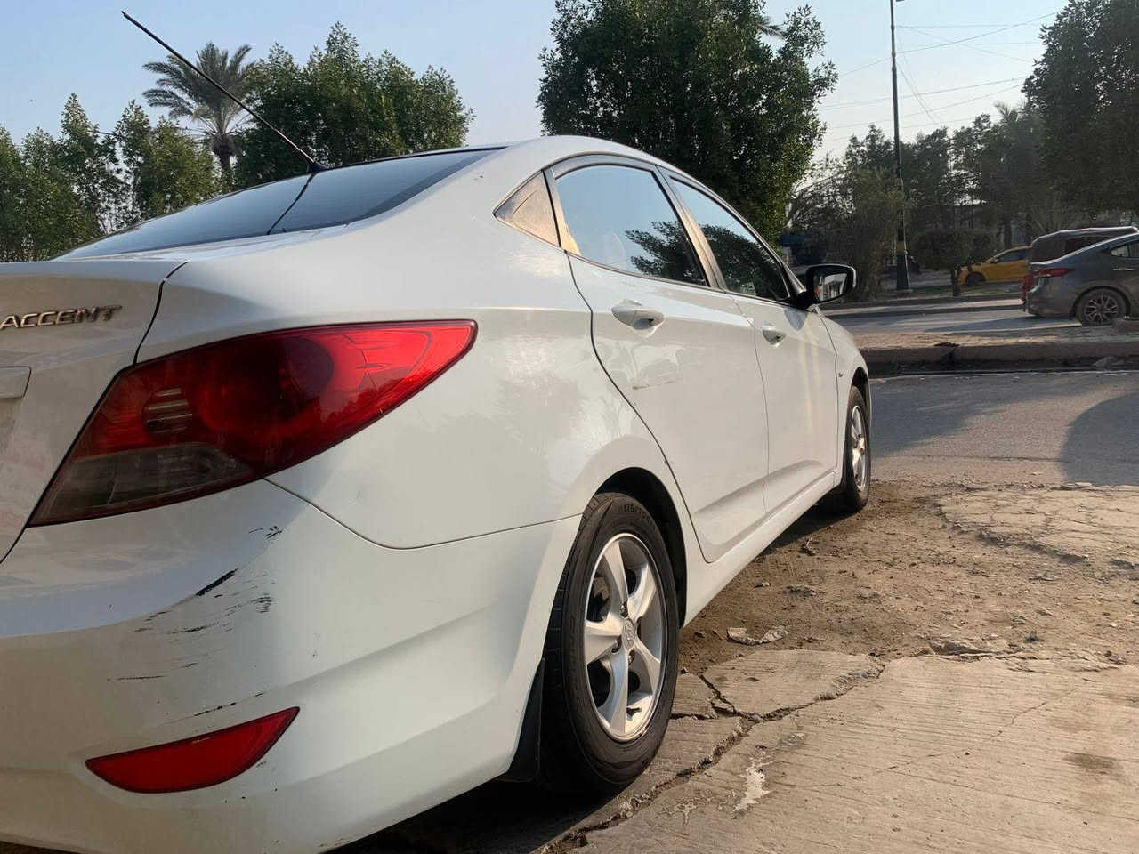 سلام عليكم 
اكسنت ٢٠١٣ خليجي 
مكينه ١٦٠٠كير مكينه مكفول
رقم بغداد رقم وهزه جديده بسمي تحويل مباشر 
مواصفات عاديه تحكم شاشه كامره 
مكفوله من الصبغ والتبديل 
سونرها ويها 
ماشيه ١٦٠
السعر ١٠٦$وبيها مجال 
العنوان بغداد 
رقم الموبايل ***********
