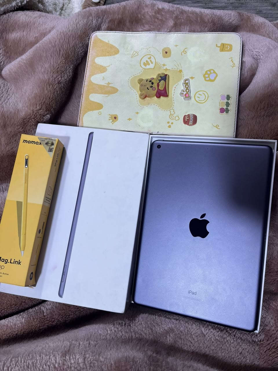 ايباد 9 وتر بي فقط خسفه صغييره كلششش متبين اصلاً ومامأثره بأي شكل على الايباد وياه قلم وحافضه والكارتونه مال الايباد الاصليه مساحه 64 ضمان يومين اي اشكال تجي وترجعلك فلوسك وبي لزكه ملاحضه اكو فطر بلزكه هاذ مو بلشاشه  الشاشه الاصليه سليمه 100/100 نضافه الجهاز 95‎%‎ سعر 250 راسلني  او اتصل على الرقم هاذ *********** مكاني بغداد
