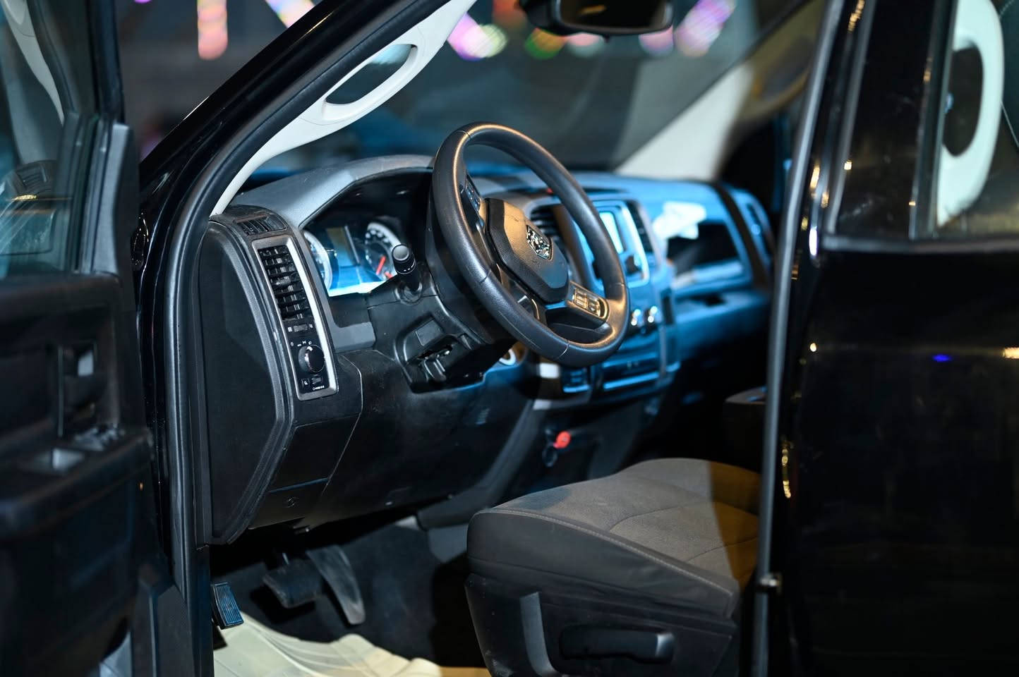 🚗 رام كلاسك 2023 للبيع / مراوس 🚗
🔹 الموديل: 2023�🔹 النوع: رام كلاسك�🔹 المحرك: 3600 (6 سلندر) 💪�🔹 الممشى: 22 ألف كيلو (مو ميل)�🔹 الصبغ: بيها 3 قطع فقط�🔹 الشاصي: نظيف بدون شاصي وبدون لغد 💯
📌 السيارة بدون رقم (تترقم بأي محافظة ما عدا إقليم كردستان)
صور الحادث مرفقة 
⚙️ الملاحظات:�السيارة نقصها فقط مشط ستيرن 
💰 السعر: 190 
🔁 مراوس  حسب القناعة�📍 الموقع: (ديالى)


**إذا كنت صاحب هذا الإعلان وتريد حذفه لأي سبب، رجاءا أرسل رسالة إلى الدعم الفني**