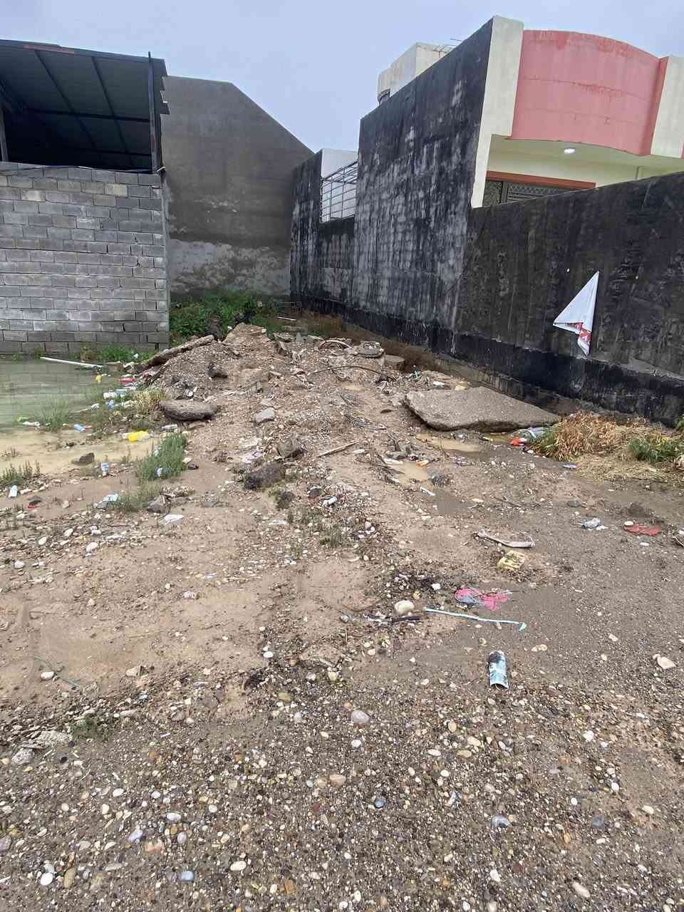 سلام عليكم قطعة ارض للبيع الموقع ام الإعظام اول متدخل فرع مكتب المدينه او قطعه خلف التجاري خدمات كامله ماء وكهرباء وتبليط ومجاري المساحه 125 واجهه 5 متر و30  سانتيم ونزال 25 جنس الارض زراعي سند ٢٥ السعر 43 مليون او بيه مجال اتصل وتدلل ***********
