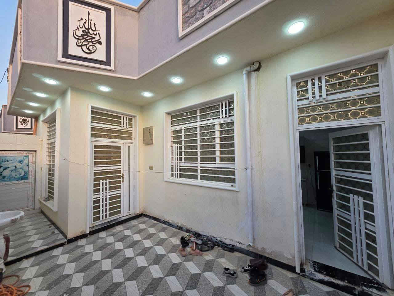 يارزاق ياالله 
دار سكن 150م طابو زراعي بناء حديث درجه أولا بناء طابوك يتكون من غرفتين نوم وهول مطبخ استقبال بيتونه على مساحه الهول سطحين صحيات داخل وخارجيه كراج سياره حي الحكيم شارع الوائليه 
لاتصال على لارقام التالية واتساب ***********
***********
