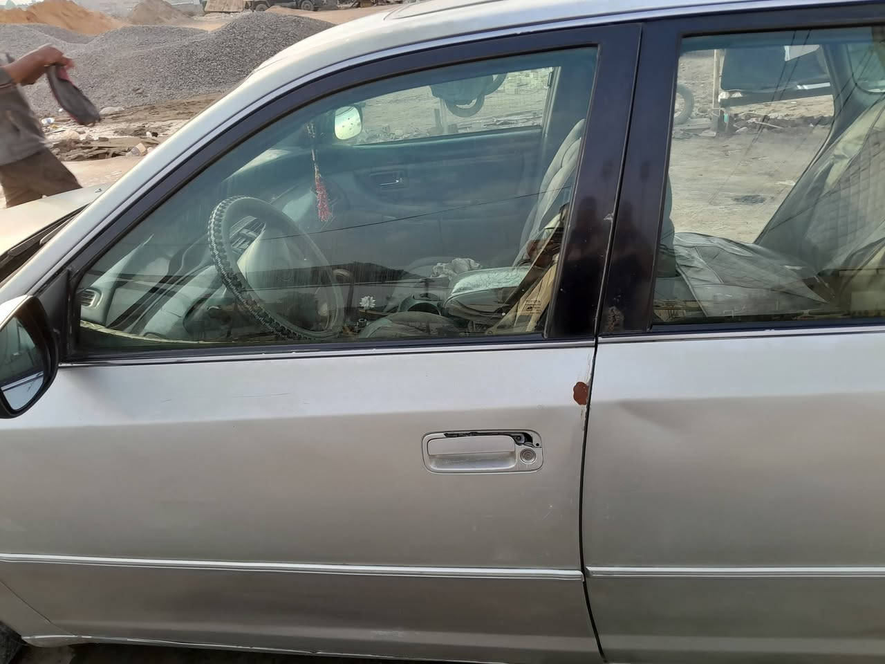 افلون ٢٠٠١للبيع وارد امريكي ضربتها الجاملغ الخلفي وضربه زغيره باب السايق تبريد شغال سياره ترايها بصره مصبوغه حزام السعر ٧٢ بسمي *********** بغدادالرقم ومكاني بغداد
