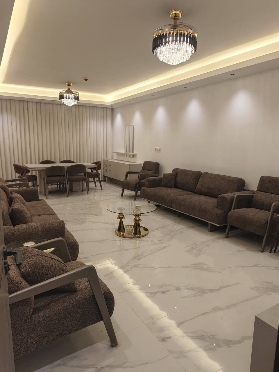 شقة مؤثثة بالكامل جديد درجة أولى VIP.. مساحة ٢١١ متر أربع غرف نوم وصالة كبيرة وبلكونة..تبريد مركزي..مجمع النسيم حي الجهاد.. تصلح للشركات الخاصة..أو المدراء الأجانب.. إطلالة ممتازة..للإستفسار ***********
