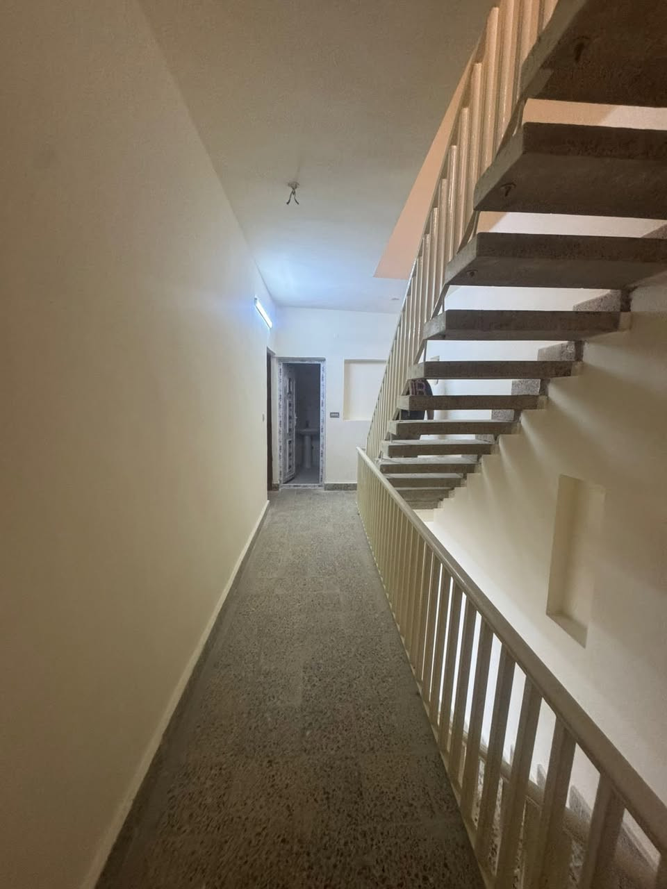 للايجارفي السيديه  دار 170متر مربع التصنيع 4غرف نوم حمامات عدد ثنين محدث بالكامل موقعه ركن مصبوغ بالكامل مطبخ حديث كهربائات صحيات كله جديد للاستفسار ***********
