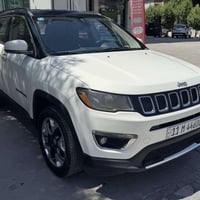 جيب كومباس 2019 ماشية 94000mi رقم بغداد   الحادث باب السائق (مبدل) كما...