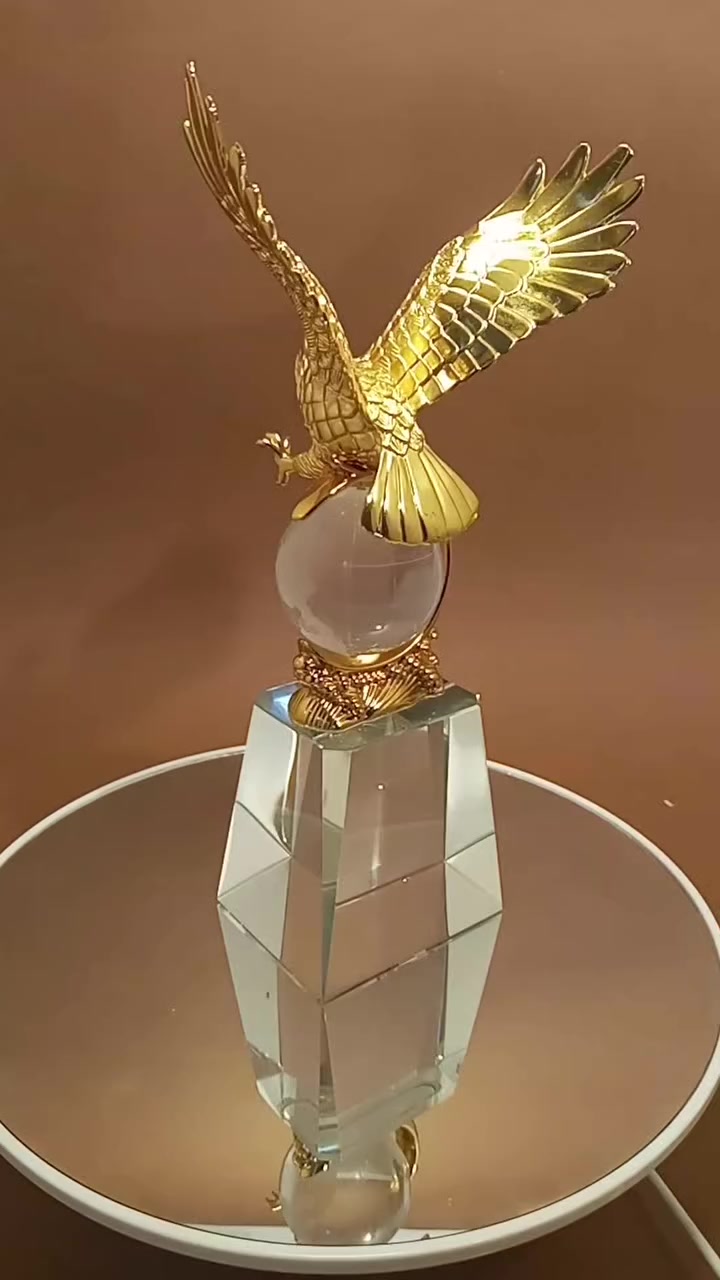 أحلى هديه تحفه كرستال مكتبيه او منضدية ارتفاع 24 سم السعر 35 الف للحجز الاتصال بلصفحة او الرقم *********** يوجد توصيل
