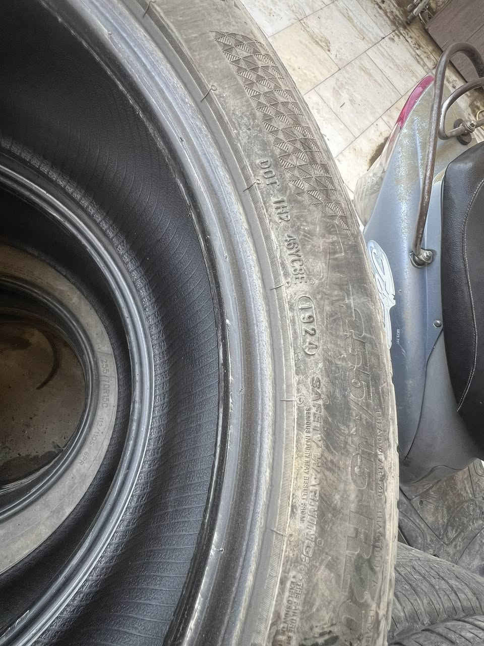 السلام عليكم عندي زوج تايرات مستعمل نضيف كومهو كوري انتاج 24_وعندي سبير نضيف طوارى سعر الزوج 50الف وكلهن شلع ب 75 سبير وتايرات مكاني بغداد بلديات ***********

