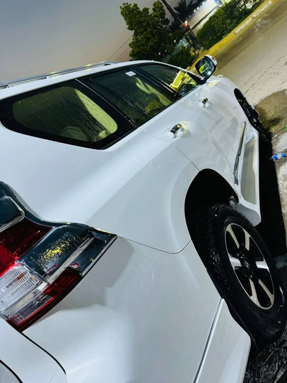 برادو ٢٠١٧
فىه tx.r
مو فول 
سياره بيه صبغ قطعتين ودعاميه قليل 
***********
سعر ٣٢٥
