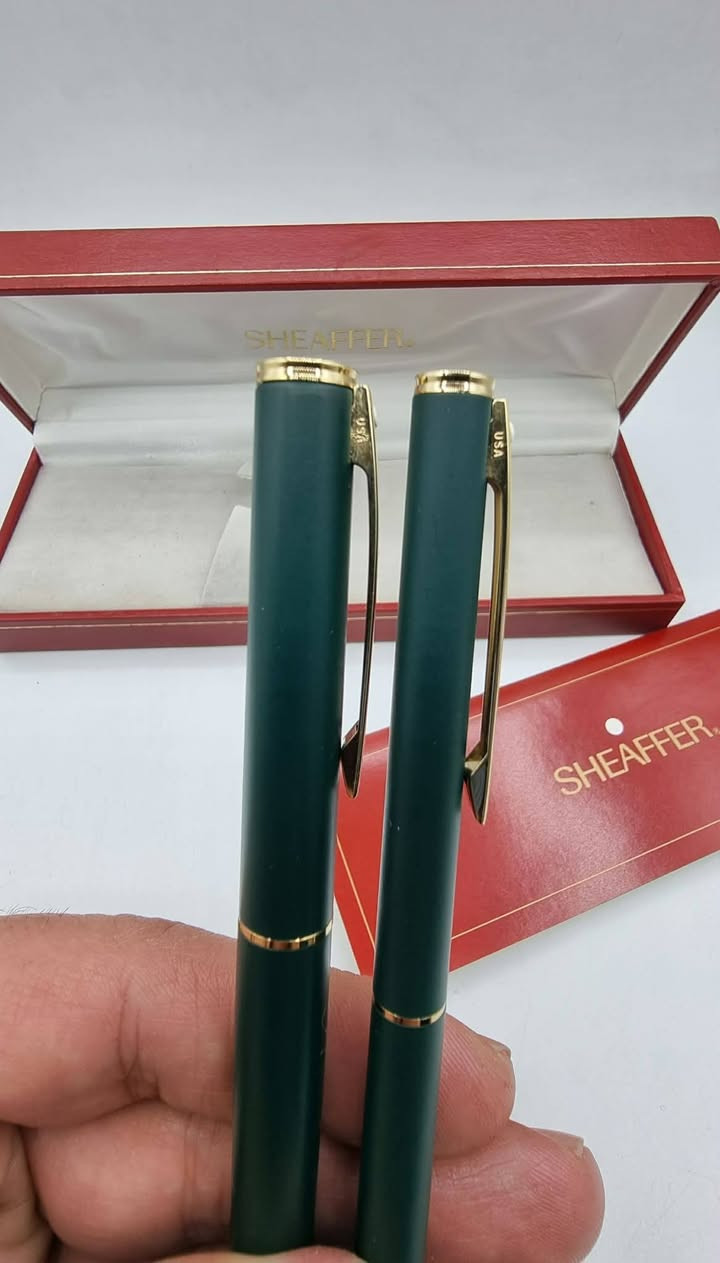 تحية طيبة  ،،،
#سيت_اقلام_شيفر #SHEAFFER FASHION  
              الصنع : امريكي #اصلي  ، MADE IN USA  ، 
          مستخدم  ، إنتاج #قديم  ، بالعلبة #الأصلية  ، 
          حبر + جاف/ اصدار كلاسك بلون مميز جدا  ، 
               سلاية + جنكال / طلاء #ذهب ثابت  ، 
السعر : 95 الف ، 
يوجد توصيل  .


**إذا كنت صاحب هذا الإعلان وتريد حذفه لأي سبب، رجاءا أرسل رسالة إلى الدعم الفني**