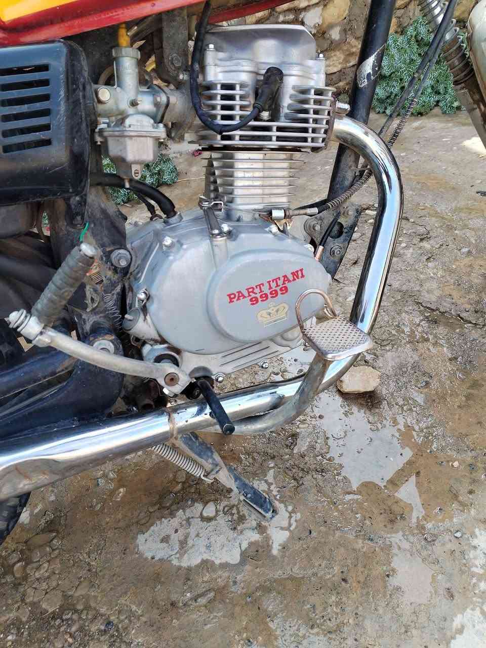 موطور برت خمس تسعت نظيف كله شقال السعر 250وبي مجال العنوان جنوب الموصل وتصل وتدلل ***********
