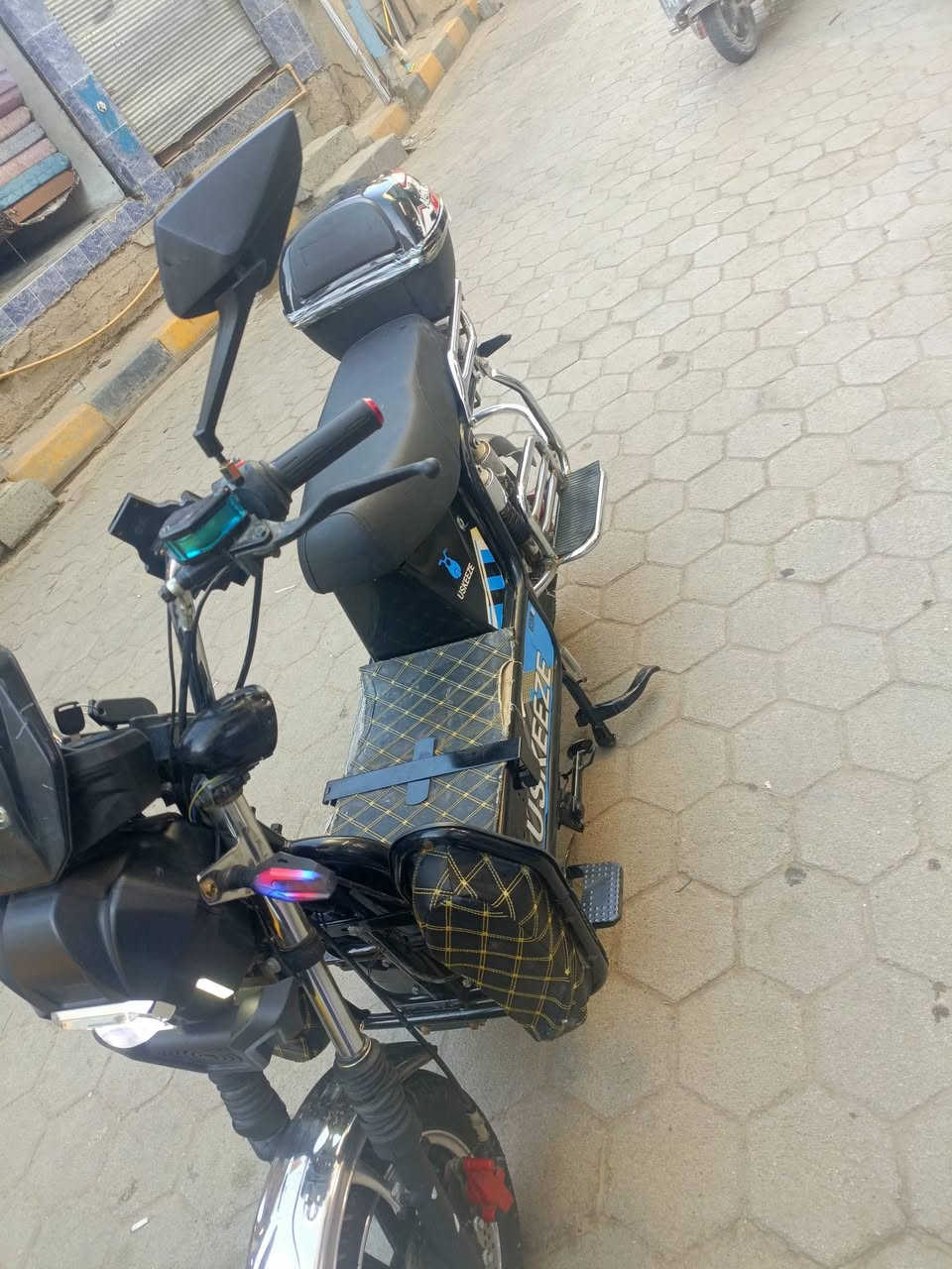 سلام عليكم دراجه شحن للبيع ست بطاريات عل فحص كهربائياته كلهه شغاله موديل 25 نضيف نوع جبلي سعر 450 الف مكاني رمادي رقم تليفون ***********
