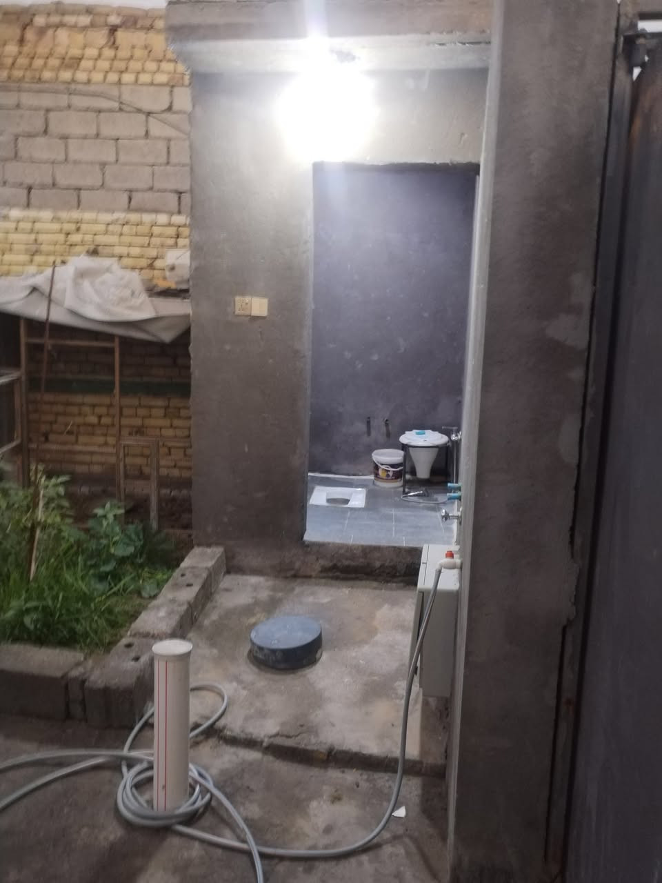 #يالله (اللهم صل على محمد وآل محمد)

#بيت زراعي 175 متر ركن على 3 شوارع للبيع

يحتوي على غرفتين وإستقبال وصاله ومطبخ وحمامات خارجيه وداخليه ويحتوي وطارمه

#خدمات متكامله ماي مجاري كهرباء تبليط وأرصفه وإناره وكيبل ضوئي للإنترنت بالباب

#البيت بيه نواقص بسيطه تريده يكمله مفتاح تريده على وضعه ☺️

#البناءطابوك صب كونكريت رباط أرضي 👍

#العنوان ناحية أور (السديناويه) قرب مجمع بشير مقابيل الطابو ✅

#السعر واي تفاصيل التواصل على الرقم ***********
