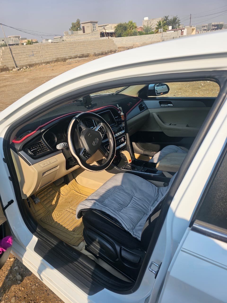 سيارة هيونداي سوناتا، لون أبيض، بحالة جيدة. السيارة مجهزة بمقصورة داخلية مريحة ومصممة بأناقة، مع نظام ترفيهي متكامل. اقتصادية في استهلاك الوقود وتتمتع بأداء موثوق. مناسبة للاستخدام اليومي والعائلي.