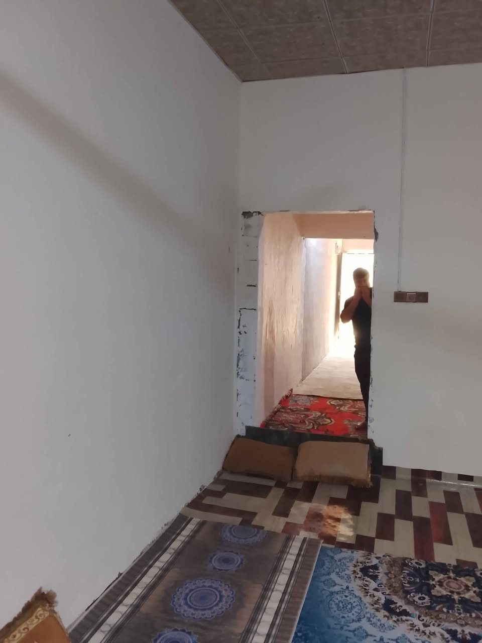 بيت بكوت ثويني وقف سني اصولي مساحه ميت متر قريب عل صناعيه قفله ب٣٠ 
***********
