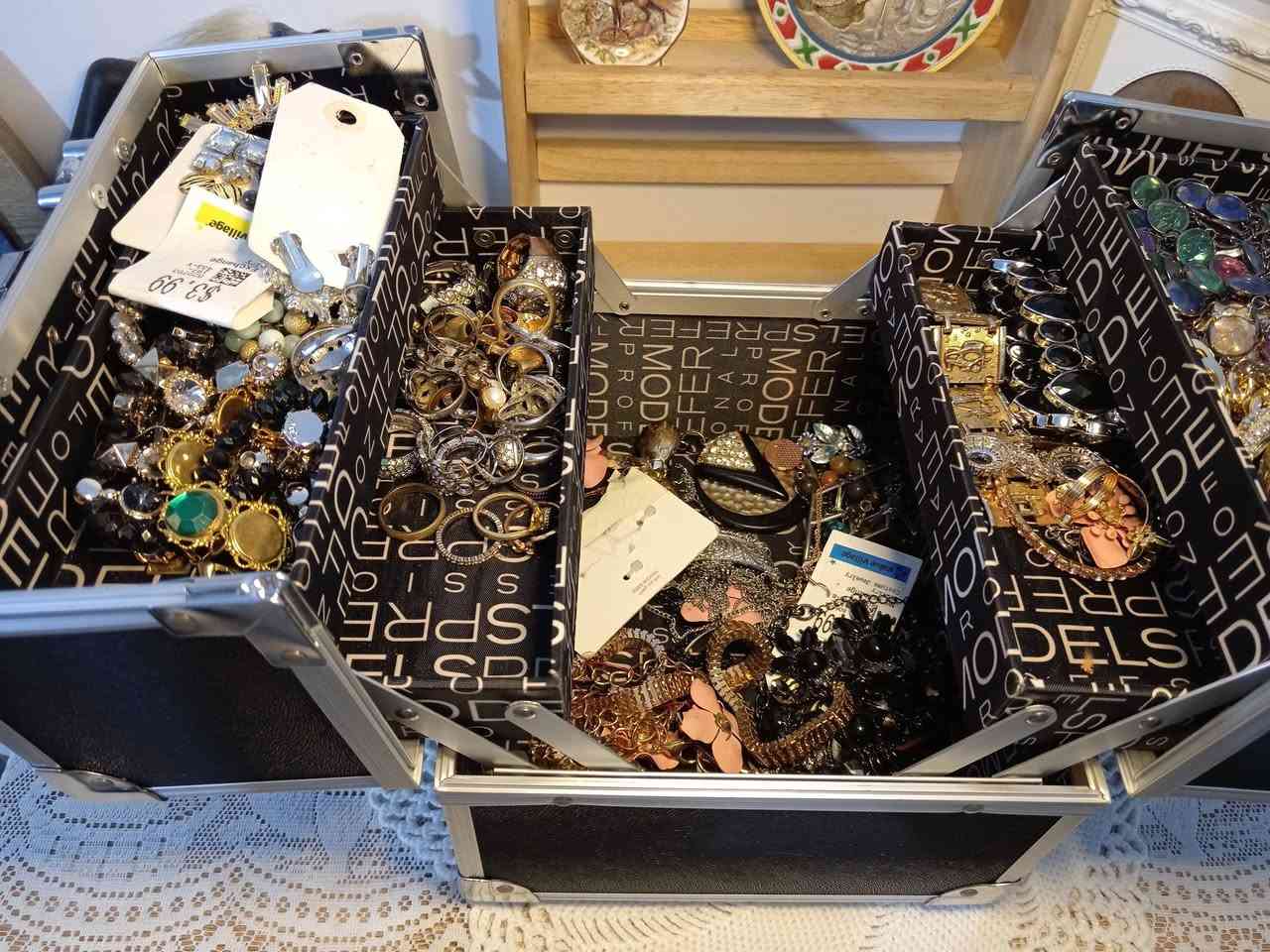 لوكر اكسسوارات او مكياج
طوابق
السعر ١٥
هههههه معليكم بالهوسه البي مابيه حيل افرغه


**إذا كنت صاحب هذا الإعلان وتريد حذفه لأي سبب، رجاءا أرسل رسالة إلى الدعم الفني**