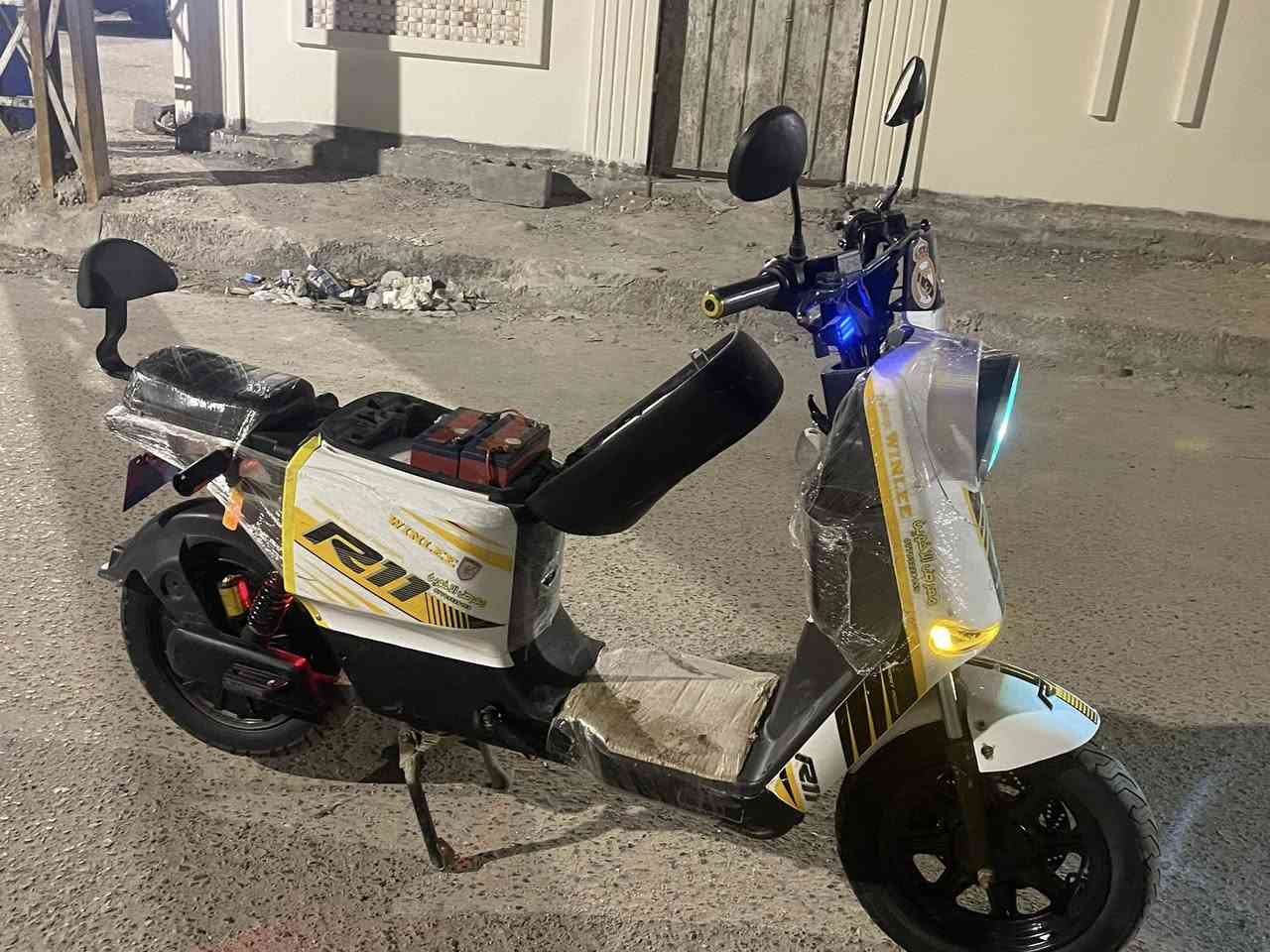 دراجه شحن R11للبيع مديل 2025 بطاريات 5 كبار 32 امبير الدراجه استخدام 45يوم بعده اخت الجديده النضافه 100/100 تمشي 109 الحقيقي 85 لايت عالي ناصي اشاره دبل واشاره يمنه يسره ونضام Rالرجوع للخلف و4 نمر وبيه نضام  حمايه السرقه وبصمه وسويج وكارت (عنواني البصره حي لاصدقاء او الحيانيه ) رقمي (***********) السعر (خاص)
