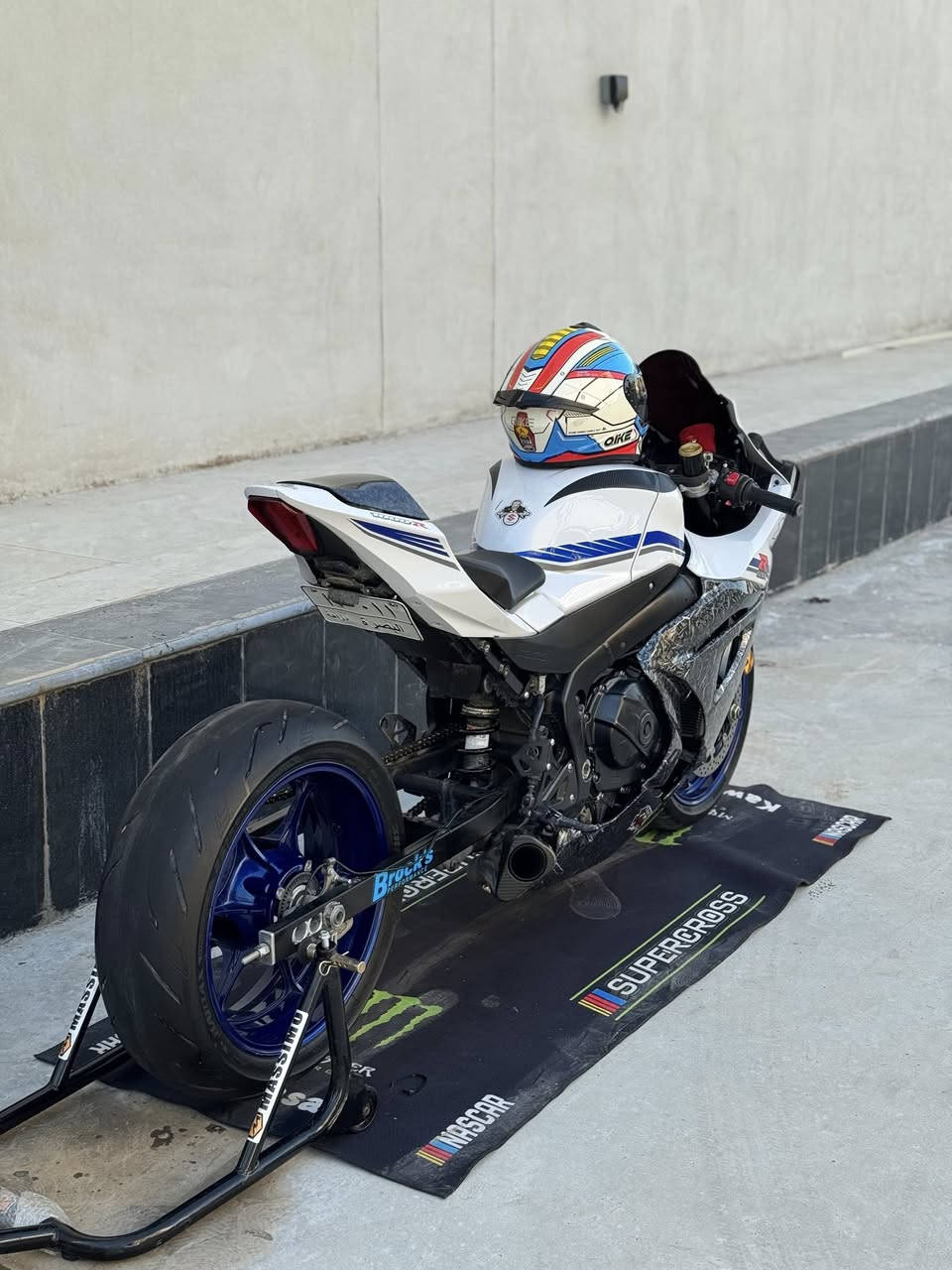 🔥 للبيع – جكسر 1000 موديل 2020 |
✅ المكينة: 1000 سي سي
✅ المسافة: ماشي 16 ألف فقط 
✅ الحالة: نظيف جداً – وكالة من كلشي
✅ الدراجة مكفولة فحص من أي مكان
‎✅ نظام ABS (مانع انغلاق الفرامل)
✅ Traction Control – مانع الانزلاق
✅ Riding Modes – مودات القيادة (A / B / C)
✅ Quick Shifter – كويك شفتر
✅ صالنصة Brock’s أصلية – صوت شرس ونظيف
✅ هاوزن طويل (ثبات عالي + سحب أقوى+هاوزن لبلادي موجود )
✅ يدات رياضية من شركة محترمة (تحكم عالي وشكل فخم)
✅ الدراجة مهبّطة – ثبات أحسن وشكل أجمل
✅ كل الإعدادات شغالة 100%

مكان موصل 
تواصل 🔥***********
