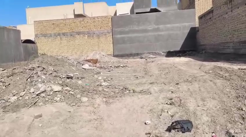 السلام عليكم قطعه أرض طابوا مساحته ٣٠٠مدفونه محدوله  مكانه خنيطله  مقابيل دكتور مصطفى هذا رقمي *********** يم كلشي قطعه بيوت مدراسه ومحلات قريب على كلش عنه شارع عام
