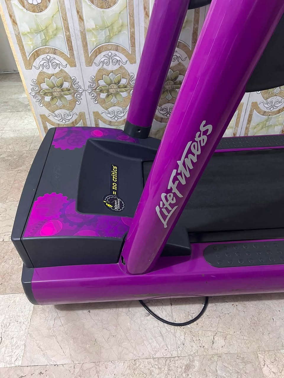 السلام عليكم 
جهاز جري لايف فتنس الامريكي نضيف جدا استعمال قليل مصمام للقاعات الرياضية يتحمل كافة الاوزان العنوان بغداد للتواصل (***********)
