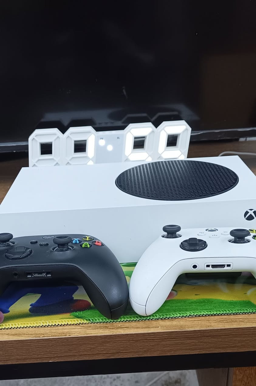 ‏سلام عليكم 
‏ 
‏للبيعXbox Series S
‏ نظافة الجهاز فول
‏ملحقاته كامل 
‏اضافة إلى يده مال إكس بوكس سيرس إكس 
‏يعني يدتين 
‏مع باتري وارير للشحن 4 أمتار
‏ السعر 350 بيها مجال للطيبين 
‏
‏العنوان موصل 
‏الرقم ***********
