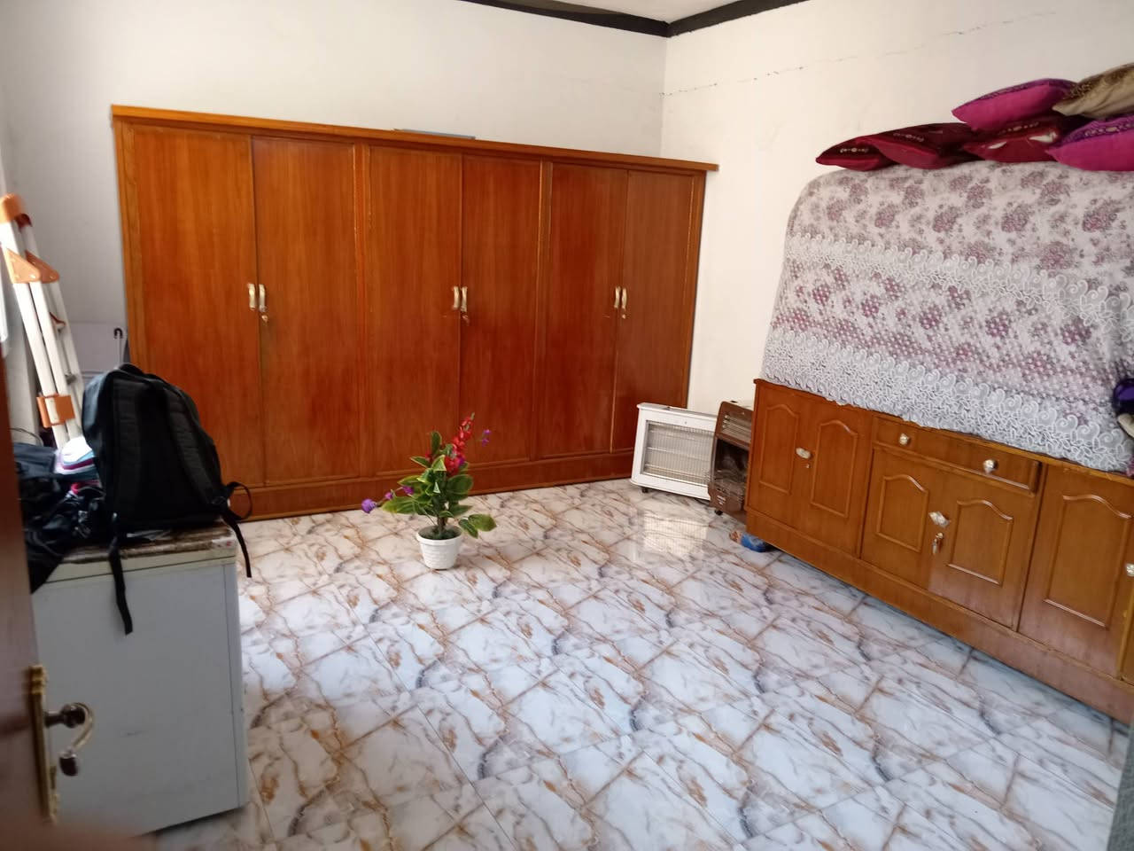 السلام عليكم بيت المساحه ١٠٠ الواجه ٧
والنزال ٢٣ منطقة المفرق الحاج ناصر
عل سايدين قريب عن جامع الحاج نعمه شارع ابو جعفر ابو الجمله
***********
