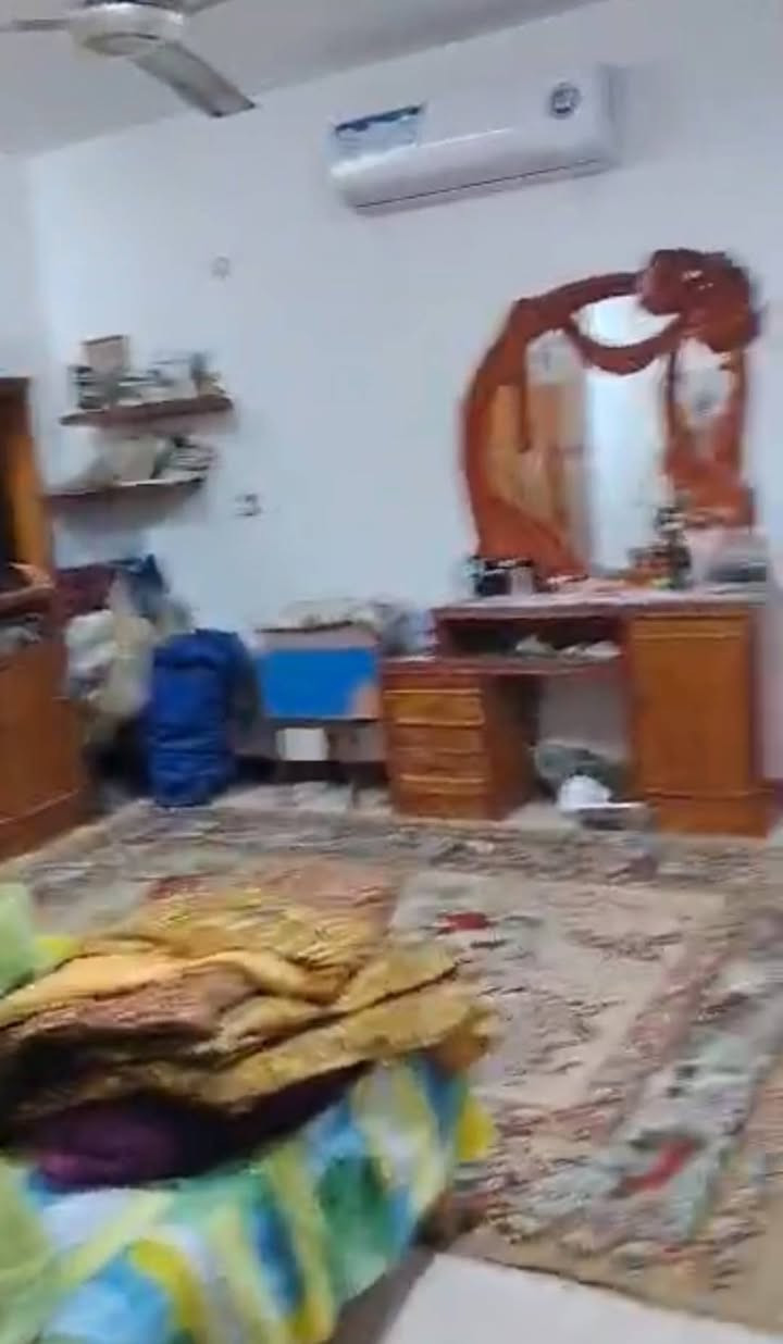 للبيع فقط بيت مساحه ١٥٠ متر وجه ٧ متر ونص ونزال ٢٠ بناء جديد ٢٠٢٠ طابقين طابو صرف بسم واحد فقط يتكون من تشجير أمام البيت مدخلين صاله ومطبخ وخدمات وحولي وغرفة نوم وترك وطابق ثاني ٣ غرف نوم وخدمات وحولي وطابق ثالث بيتونه وسطح أرضية البيت مرمر مكانه حلو ومميز حي العباس قرب بانزيخانه حي العامل سعر مناسب انشالله للاستفسار مكتب دارك للعقار واتساب *********** ***********
