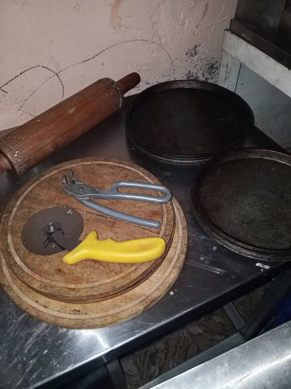 سلام عليكم غراض المطعم للبيع الاستفسار الاتصال ***********
