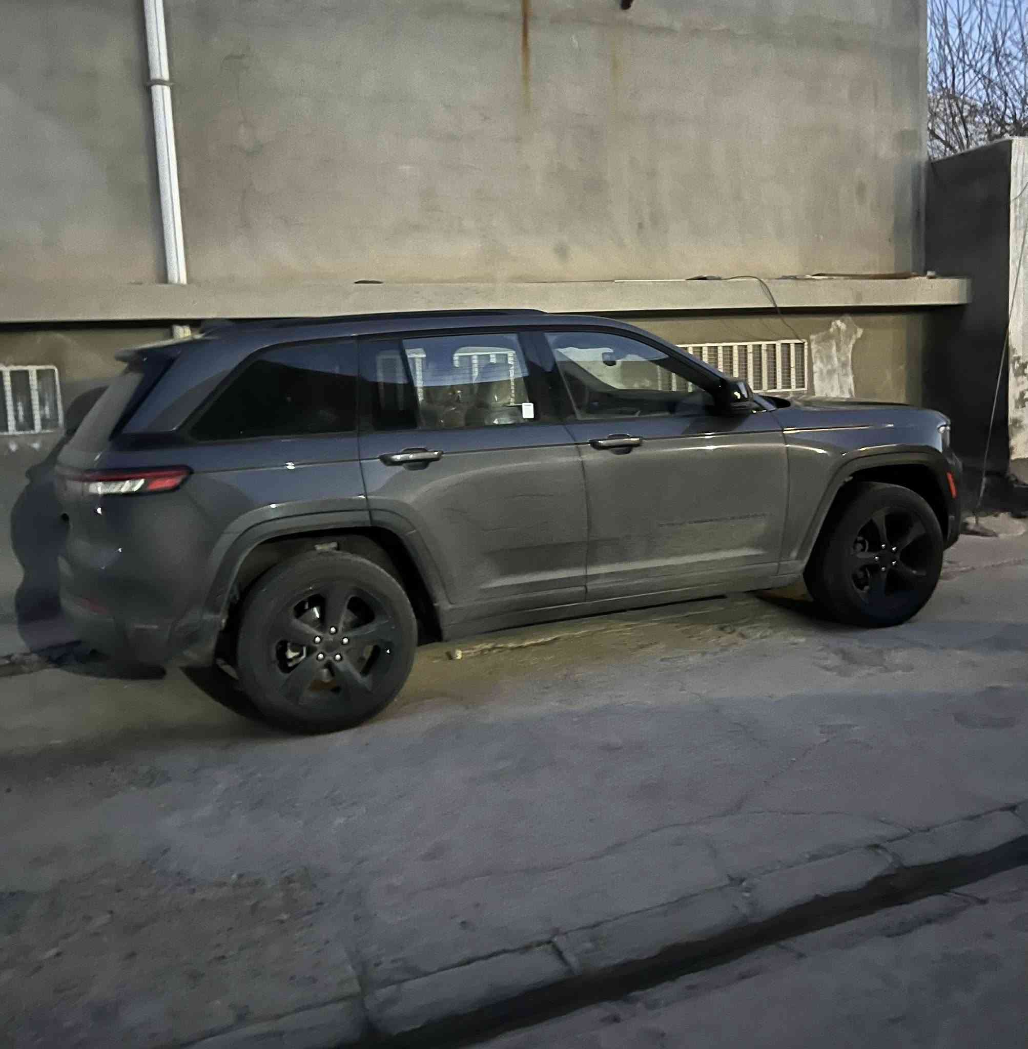 جيب گراند شيروكي بلاك توب موديل 2022 شكل الجديد
فول فول مواصفات
▪️السيارة : جيب كراند شيروكي بلاك توب لون اسود
▪️الموديل : 2022
▪️المحرك : 3600 (6سلندر)
▪️غرفة السيارة : كشنات جلد وشامو ،كشنات وهيتر
▪️كامرة خلفية دوارة اصل،حساسات خلفية اصل
▪️حساسات ورادارات الاجتياز الجانبية (نقاط عمياء)
▪️لايتات زنون عالي وناصي مع كشافات دعامية زينون
▪️بصمات عدد 2 للابواب مع بصمة جنطة وبصمة تشغيل
▪️تحكم فول كهرباء لكرسي السائق
▪️شاشة الدشبول كبيرة ( ايباد) ،تبريد قطعتين امامي وخلفي
▪️تدفئة لكشنات المقدمة مع تدفئة ستيرن
▪️نظام سبورت،جنطة كهرباء شفط، تشغيل عن بعد
▪️سستم صوت ▪️نظام ABS مانع انزلاق
▪️تحكم ستيرن جهتين بلوتوث وحاكية وكروس سرعة وتحكم صوت 
#ضرر : بنت صبغ بدون دواخل
مكان اربيل ___رقم اربيل
***********
