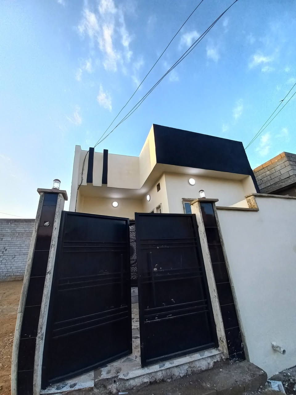 بيت للبيع العنوان القوسيات قرب المدرسه الصينيه المساحه ١٠٠متر تسليم فوري
خدمات كامل ماء كهرباء تبليط سعرمناسب جدآ الاستفسار على الرقم ***********
***********
