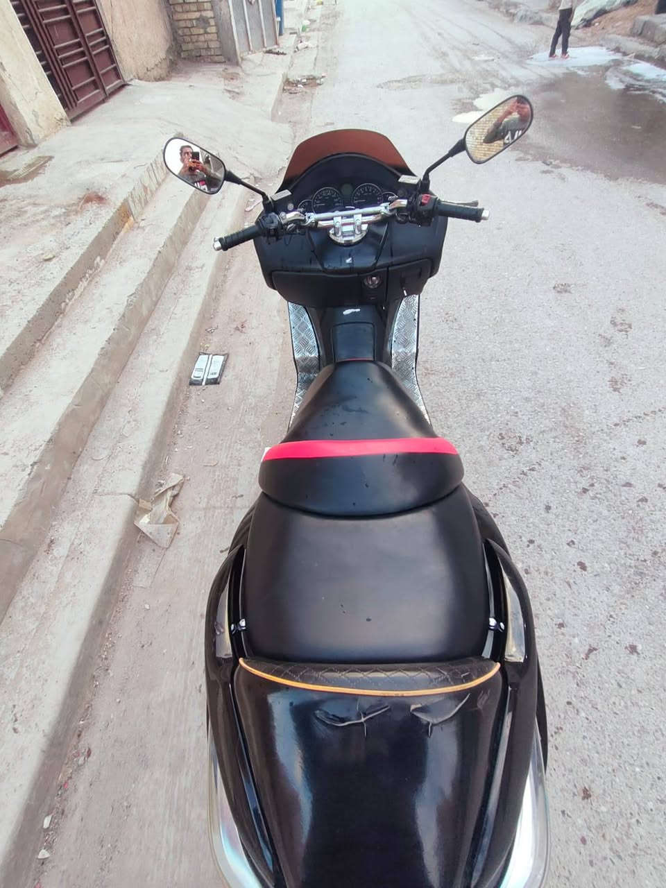 السلام عليكم فورزة صفر ثمانيه 08 عميه بلاد محرك بلادي مكفول نكرة بكل وقته ومداري دهن اصلي دائما دبلات بريكات كلها تمام باتري كلشي زين بيها الدراجة نضيفه الكفرات شوف العين عنواني بغداد العبيدي.
*********** 
رايدها ب 850
