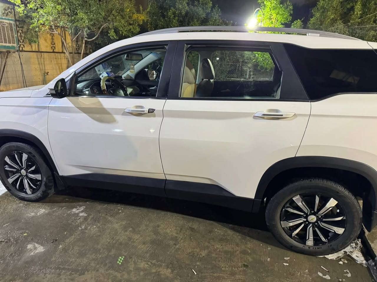 السلام عليكم كابتيفياموديل. 2021 لون ابيض رقم بغداد فول مواصفات محرك 1500 تيربو سياره جديده مكفوله من الظربه وصبغ فتحه حساسات بصمه 
تحكم ستيرن 
مثبت سرعه 
كشنات كهربائي
كامره قطعتين تبريد 
شاشه تخم تاير سبير جديد 
السعر 135 السياره جديده احلا من صوره بيها مجال او مراوس حسب القناعه  للاستفسار 
***********
