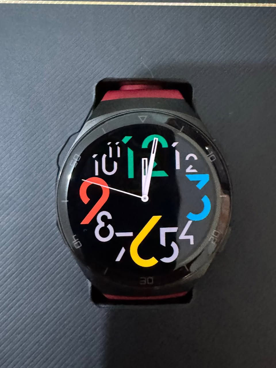 للبيع Huawei Watch GT 2e مع كامل المحلقات
￼

 • شاشة AMOLED دائرية بحجم 1.39 بوصة.

 • دقة الشاشة 454 × 454 بكسل (صورة حادة وواضحة).  ￼

 • بطارية تدوم حتى 14 يومًا مع الاستخدام العادي.  ￼

 • مقاومة للماء 5ATM (مناسبة للسباحة حتى عمق 50 مترًا، وليست للغوص).  ￼

 • GPS مدمج لتتبع المشي والجري بدون الحاجة للهاتف.  ￼

 • قياس نبضات القلب على مدار الساعة.

 • قياس تشبع الأكسجين في الدم (SpO₂).

 • تتبع النوم والإجهاد.

 • تدعم أكثر من 100 وضع رياضي.  ￼

 • اتصال Bluetooth 5.1 مع عرض إشعارات المكالمات والرسائل.


**إذا كنت صاحب هذا الإعلان وتريد حذفه لأي سبب، رجاءا أرسل رسالة إلى الدعم الفني**