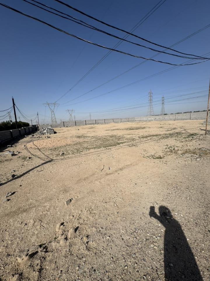 سلام عليكم دونم ب الدواجن ٢٥٠٠متر مسيج وبيه بلوك وسميت ورمل عن الشارع العام كيلو ***********
