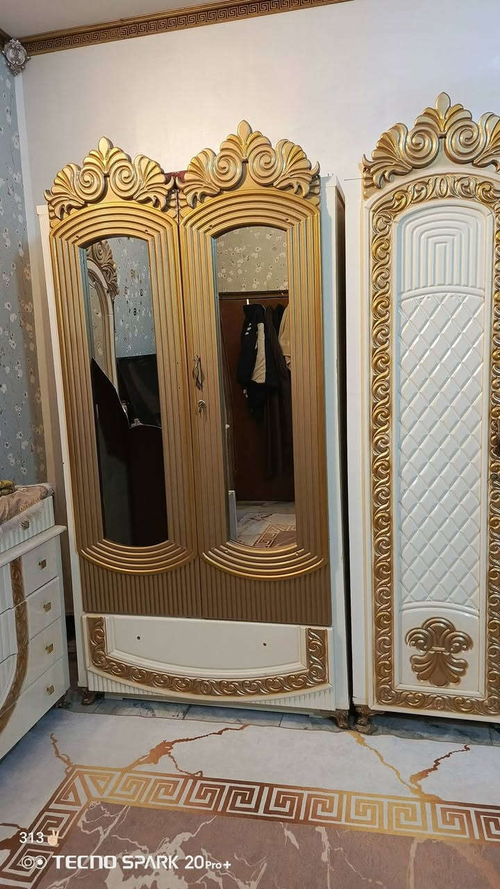 السلام عليكم /اللهم صل على محمد وال محمد /
غرفة للبيع شغل عراقي عراقي  قوي بتصميم تركي  نظافة 95٪ 

كنتور 6 بيبان + زاوية نفس تصميم الكنتور + ميز تواليت
+جزامه عاليه +جرباية كاملة مع التاج وكل ملحقاتها 

الغرفة مرتبه ونظيفة وجديدة بعدها وخشبها قوي 

بس الزاوية تحتاج الها جامه ويدات باب  موضح بالصور 

السعر 1,350,000 مليون وثلثميه وخمسين وبيها مجال 
السرير طبي ينباع مع الغرفة .

العنوان / الناصرية حي اور 
الرقم / ***********
