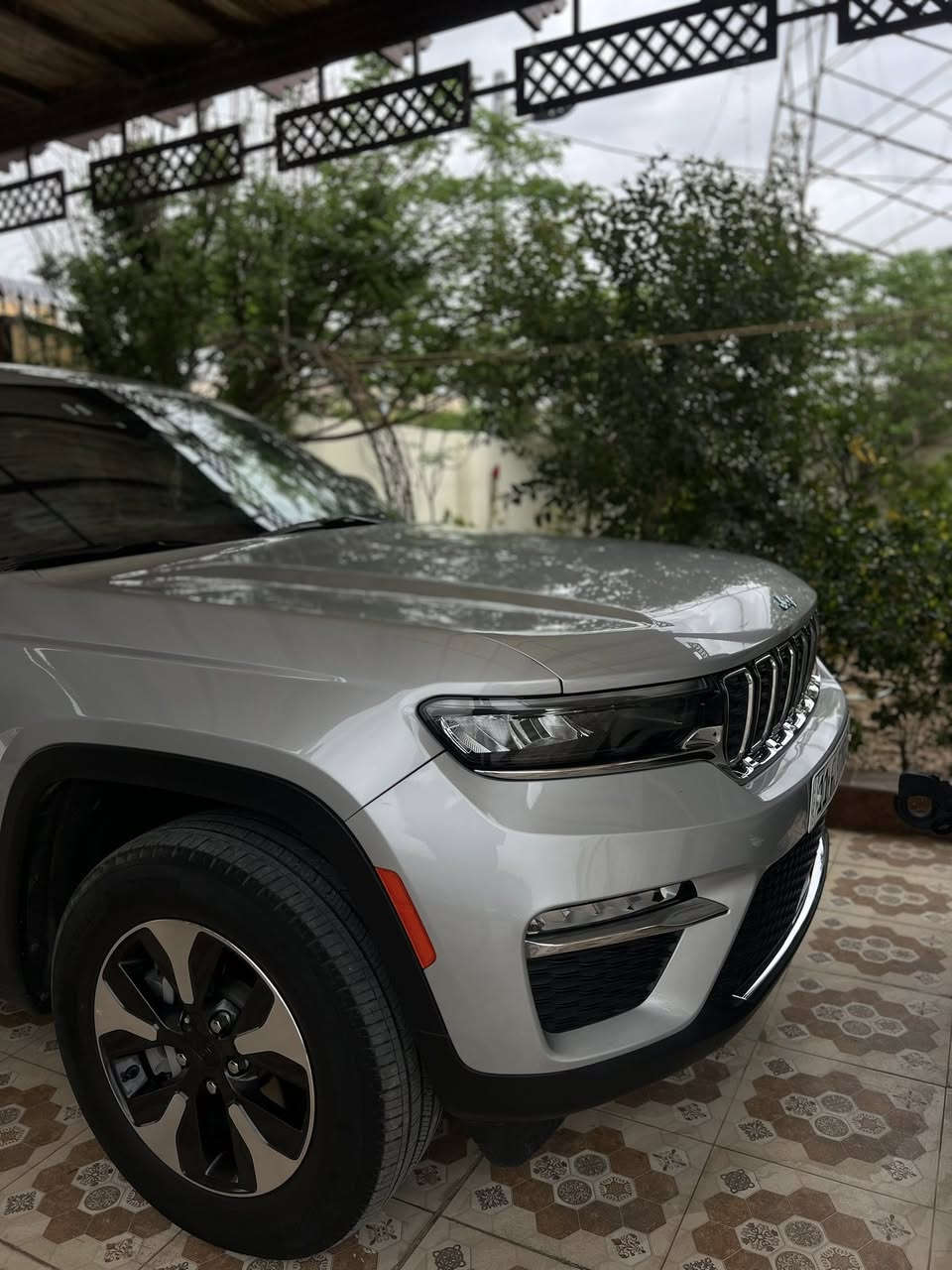 Jeep (4xe ) 2024🔥♥️
المحُرك : 2000 تيربو +هايبرد + كهرباء 
العداد 50 الف مايل 
مقاعد : 5 راكب 
رقم : بغداد الرقم ألجديد
لون : رصاصي

🟪ســعــر👾 ::  الــرد تلقائي 📩 

فول موصفات اعلى شيء 1/1 
دفع رباعي 4x4
  قيادة ذاتية عند المنعطفات.
  رادار امامي مع مانع تصادم .
  .
  تحذير الخروج عن المسار .
  مستشعر نوم السائق مع نظام التوقف الآلي
  تحذير النقطة عمياء ٥ .
  نظام تحذير عند التقاطعات.
  نظام تحذير عند تجاوز السرعة المحددة.
  نظام تقليل الضجيح داخل المقصورة.
  إنارة محيطية.
  شاحن موبايل وايرلس.
  تعديل وضعيات مقود السائق كهربائيا.
  مرايا تعتيم ذاتي.
  المرايا الجانبية قابلة للطي كهربائيا
مرايا الجانبية فاد
ظام الصوت من ماكنتوش مع 19 سماعة.
ويل قياس ٢٠ انج .
* سقف بانوراما .
  شاشه كبيرة 10.1 انج .
  شاشة للراكب الأمامي .
  نظام الخرائط (GPS) .
  عرض خرائط الطريق على لوحة القيادة.
  لوحة القيادة بقياس 12 أنج.
  4 كاميرات خارجية مع بخاخات ماء للتنظيف.
  المصابيح الأمامية زنون .
  كشافات الضباب زنون .
  دخول ذكي.
  بصمة على 5 ابواب للدخول الذكي.
  تشغيل عن بعد .
  الصندوق الخلفيي كهربائي .
  فتح الصندوق الخلفي مع حركة القدم.
أقل
  اضافات من الخشب الطبيعي للمقصورة الداخلية.
  ذاكرة لحفظ وضعيات الجلوس للمقاعد الأمامية
  مساج للمقاعد الامامية .
  المقاعد الأمامية كهربائية .
  المقاعد الأمامية تبريد وتدفئة .
  المقاعد الخلفية تدفئة وتبريد .
  انارة داخلية LED متعددة الالوان .
  حساسات امامية وخلفية .
  5 راكب .
  مكيف خلفي مع وحدة تحكم منفصلة .
  تدفئة مقود القيادة.
  مانع تصادم خلفي .
  بلوتوث وكاربلاي  .
  محدد سرعة .
  نظام التشغيل والاطفاء الاوتوماتيكي 
  تدفئة مقود القيادة.
  مانع تصادم خلفي .
  بلوتوث تلفون .
  محدد سرعة .
  نظام التشغيل والاطفاء الاوتوماتيكي .
  نظام بريك اوتماتيكي
وبعد هواي مواصفات ما مذكورة . 
السيارة كلين تايتل داخلة بيها كلير بالجاملغ الامامي ع گد شبر 
للتواصل 
***********
